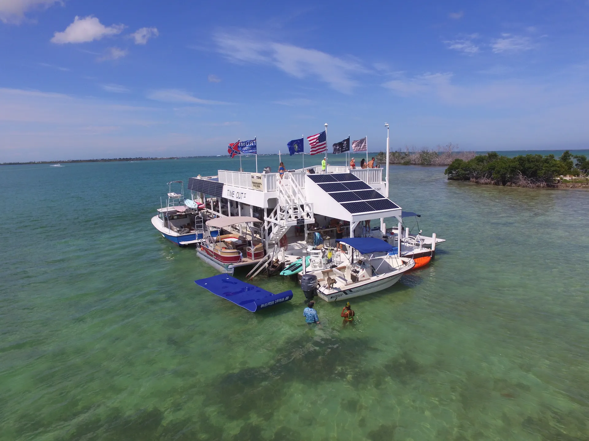 18' Pontoon rental Cudjoe Key. Multi day. Delivery