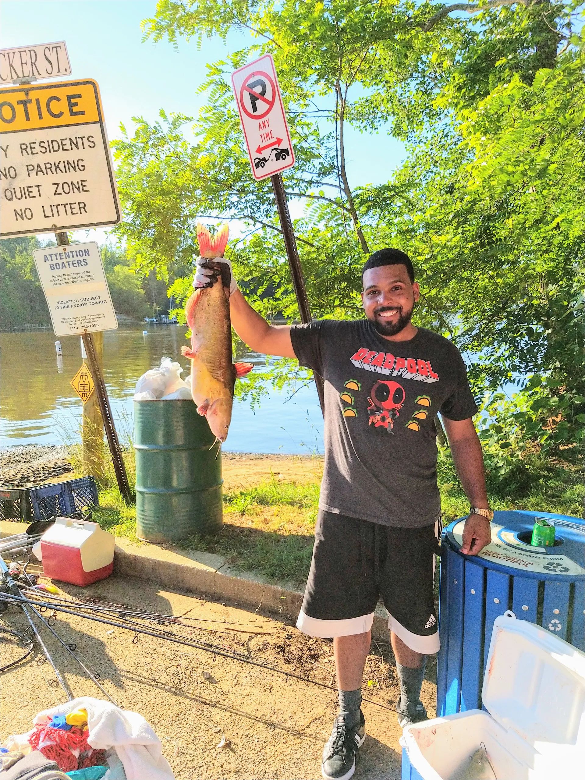 Stratos walkaround fishing boat