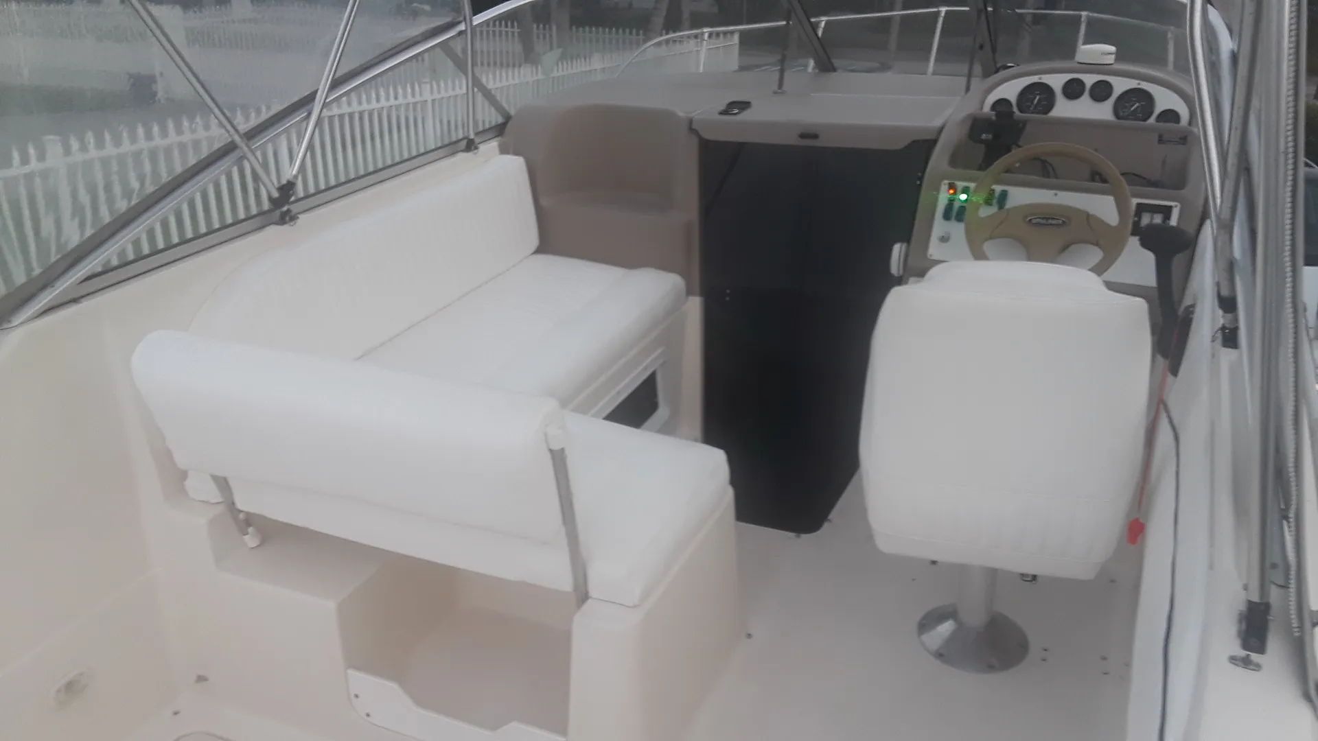 Bayliner 2355 Ciera Sunbridge in Coral Gables, FL — photo 4