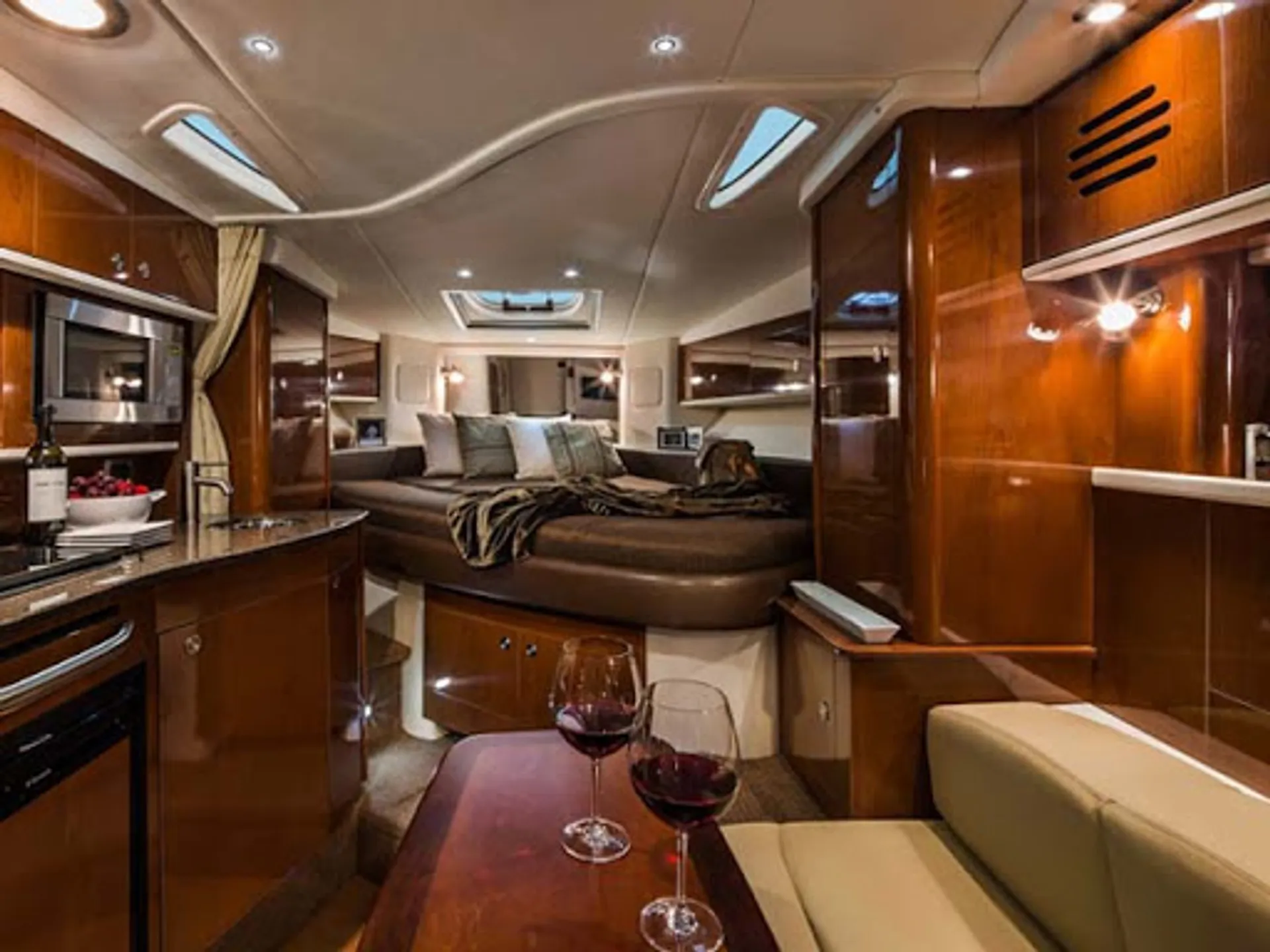 Sea Ray Boats 330 Sundancer in Excelsior, MN — photo 3