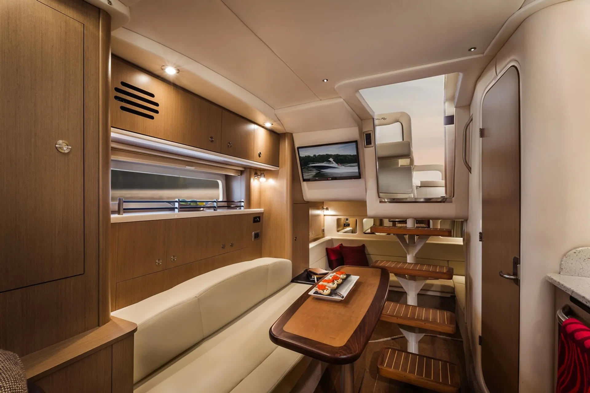 Sea Ray Boats 330 Sundancer in Excelsior, MN — photo 4