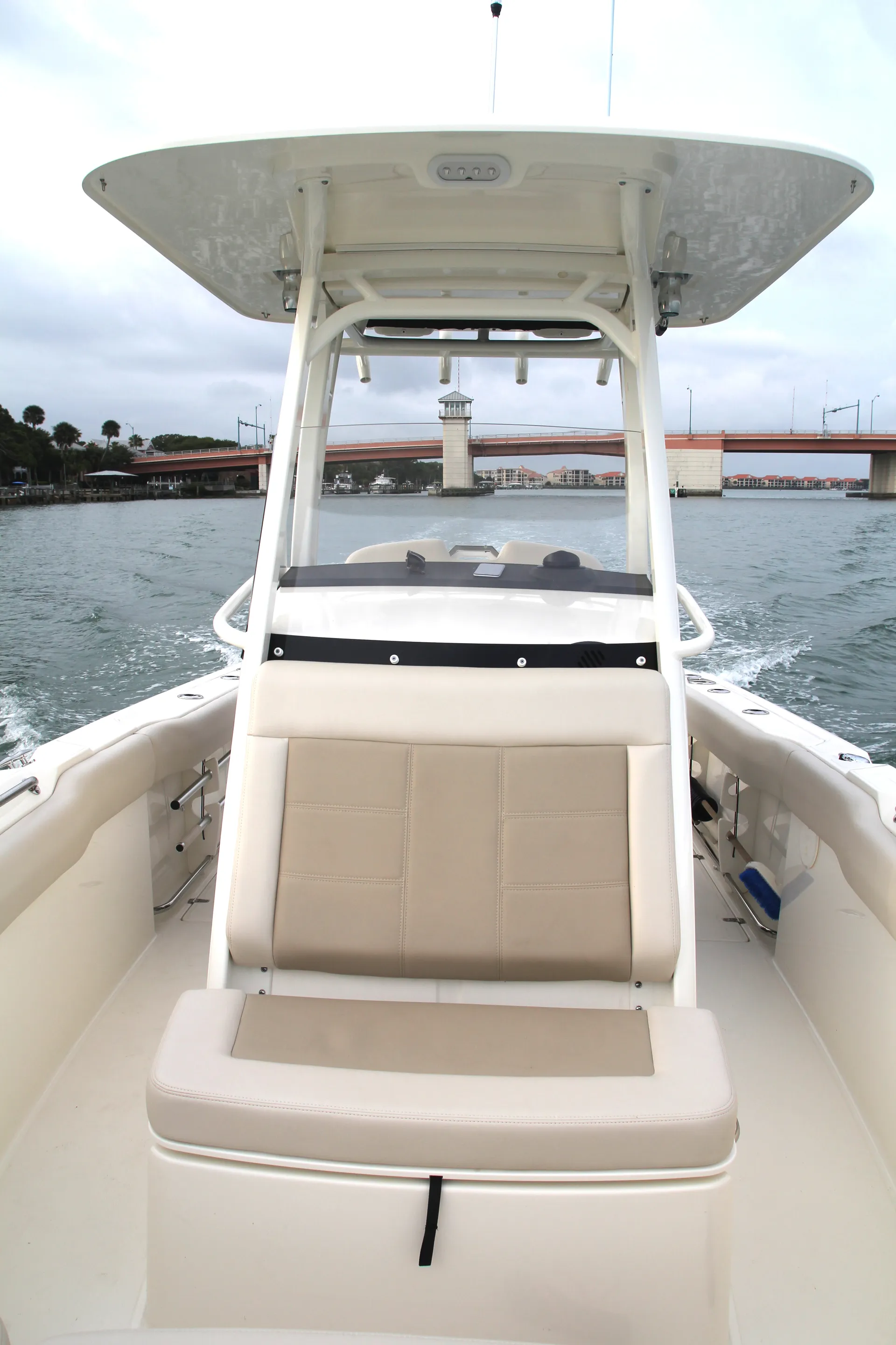Boston Whaler 220 Outrage w/2-150CXL 4-S in Hollywood, FL — photo 2
