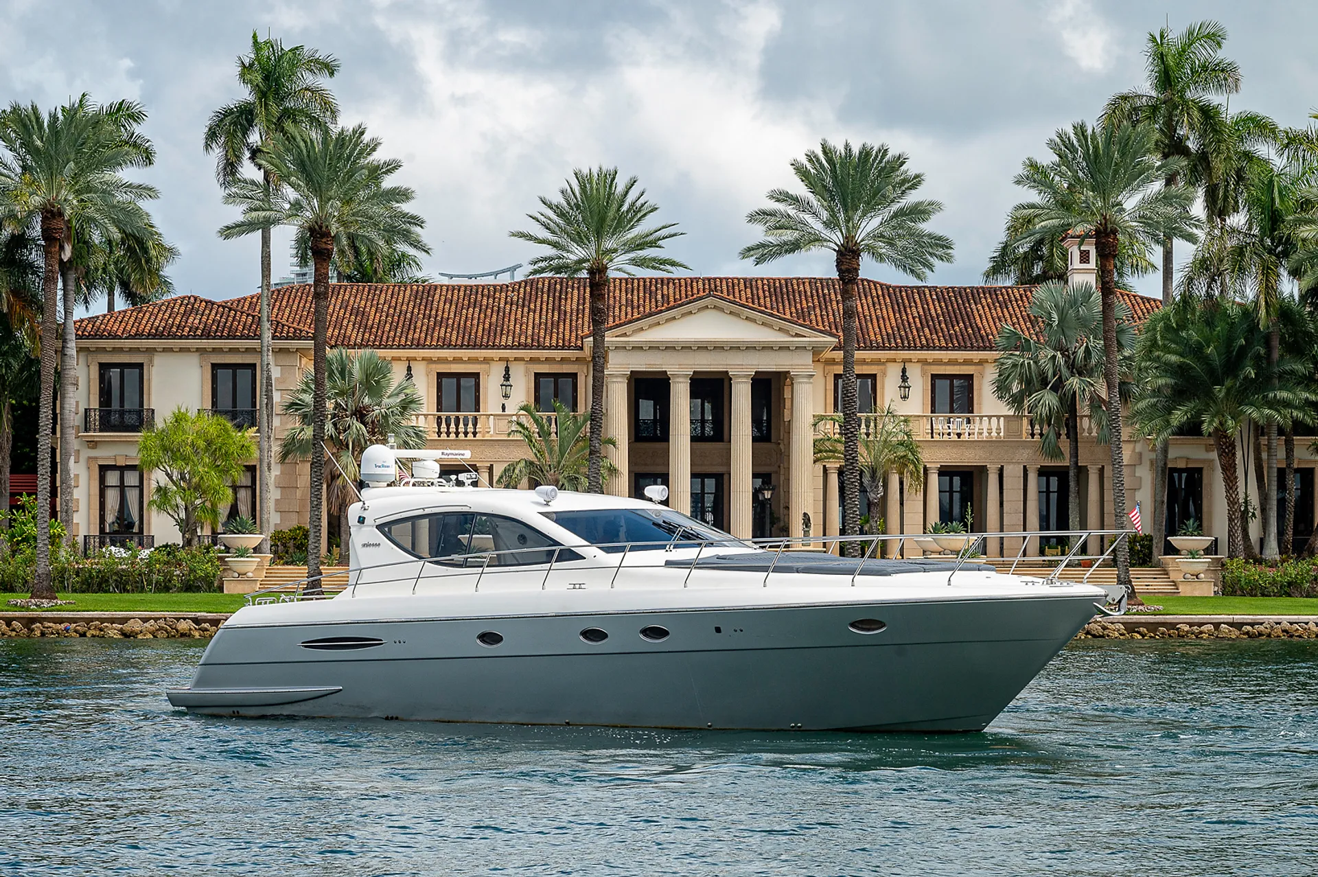 Uniesse Boats 55 Motoryacht in Miami Beach, FL — photo 3