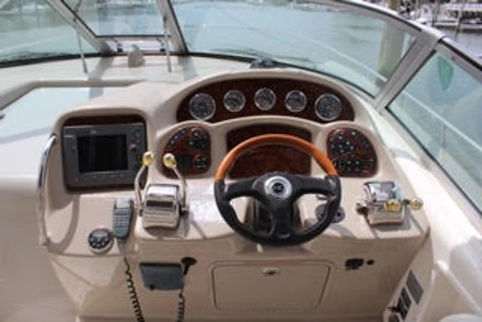 Sea Ray Boats 340 Sundancer in Freeport, NY — photo 6
