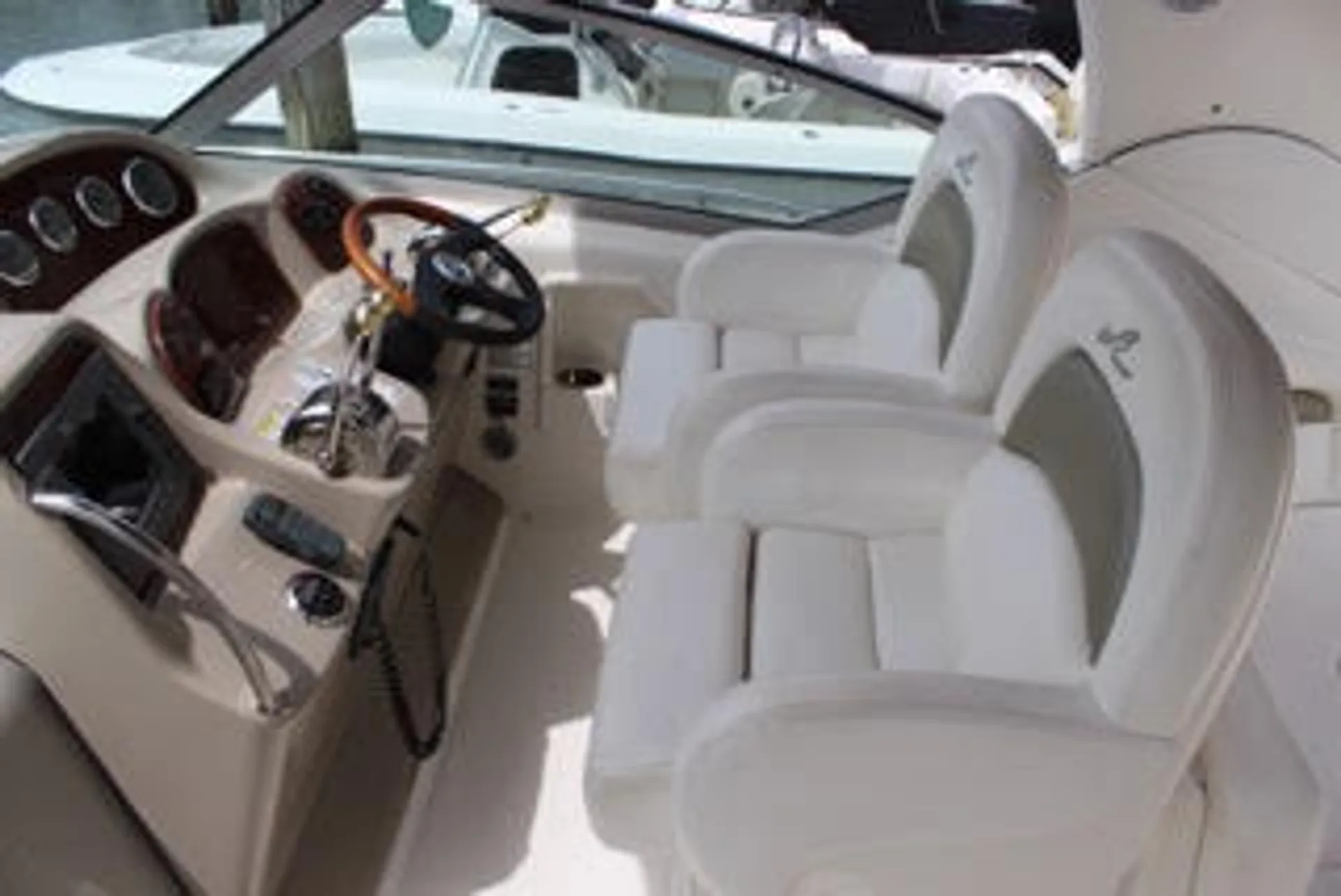 Sea Ray Boats 340 Sundancer in Freeport, NY — photo 3