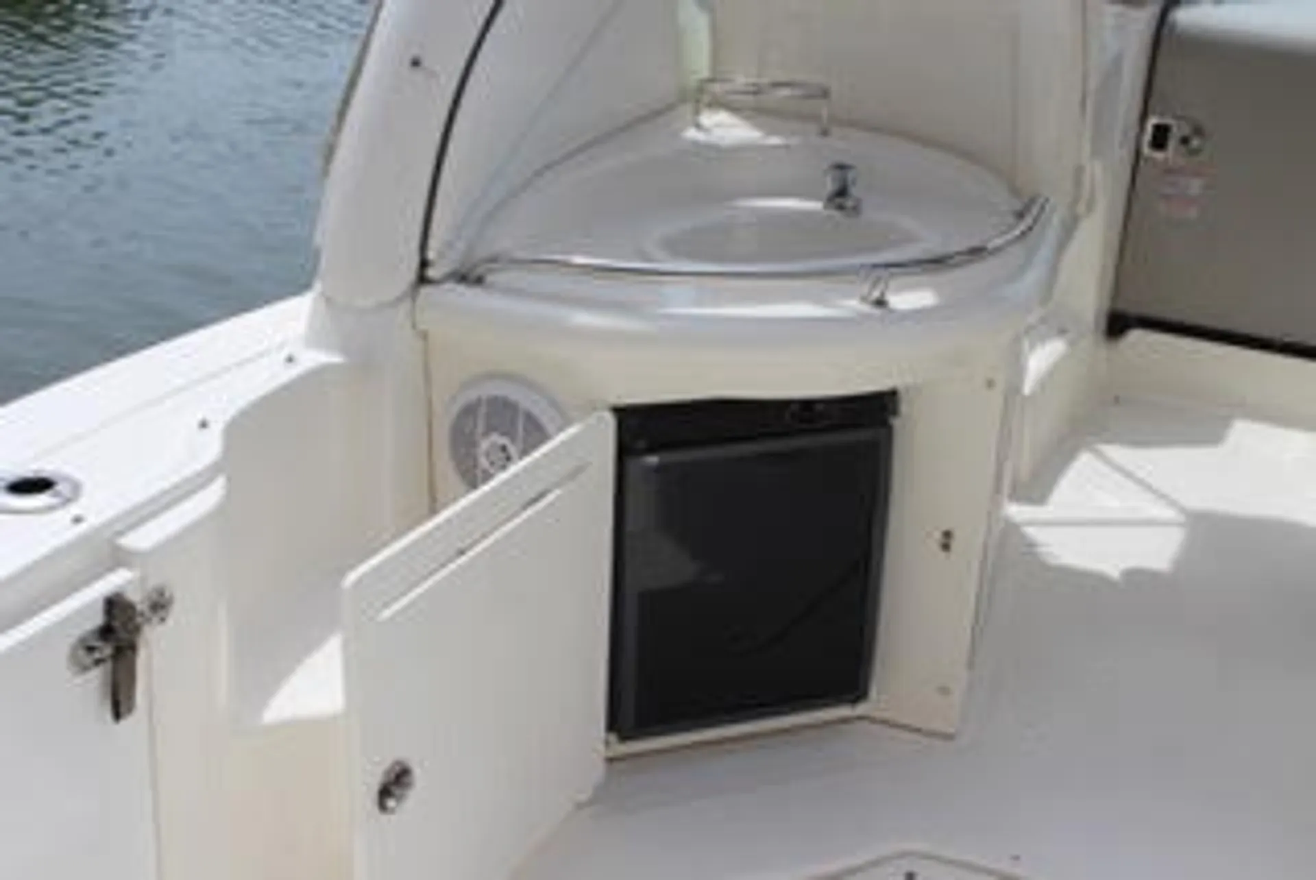 Sea Ray Boats 340 Sundancer in Freeport, NY — photo 4