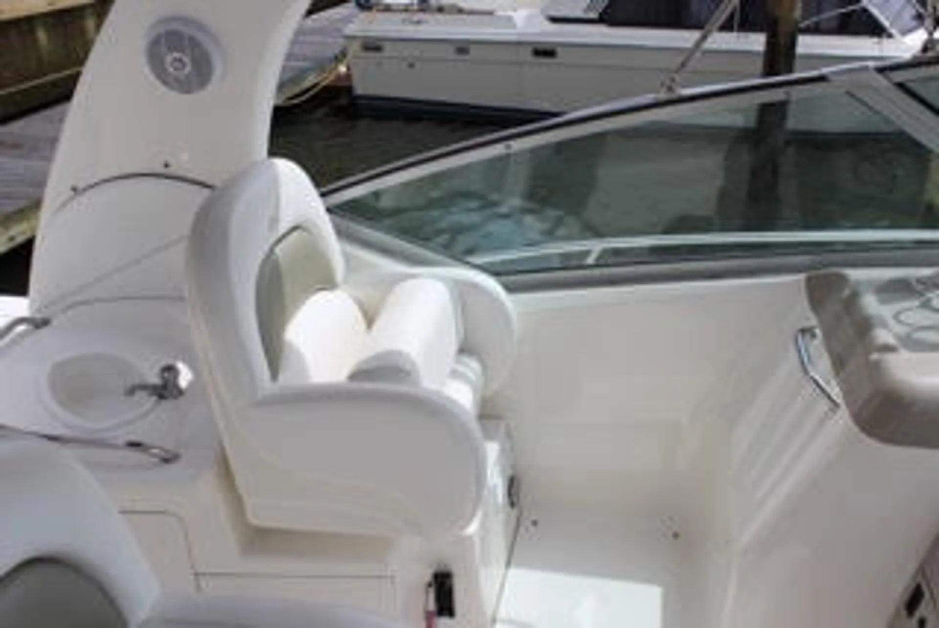 Sea Ray Boats 340 Sundancer in Freeport, NY — photo 8