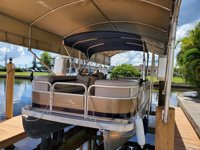Rent a Bennington Marine pontoon in Cape Coral, FL near me