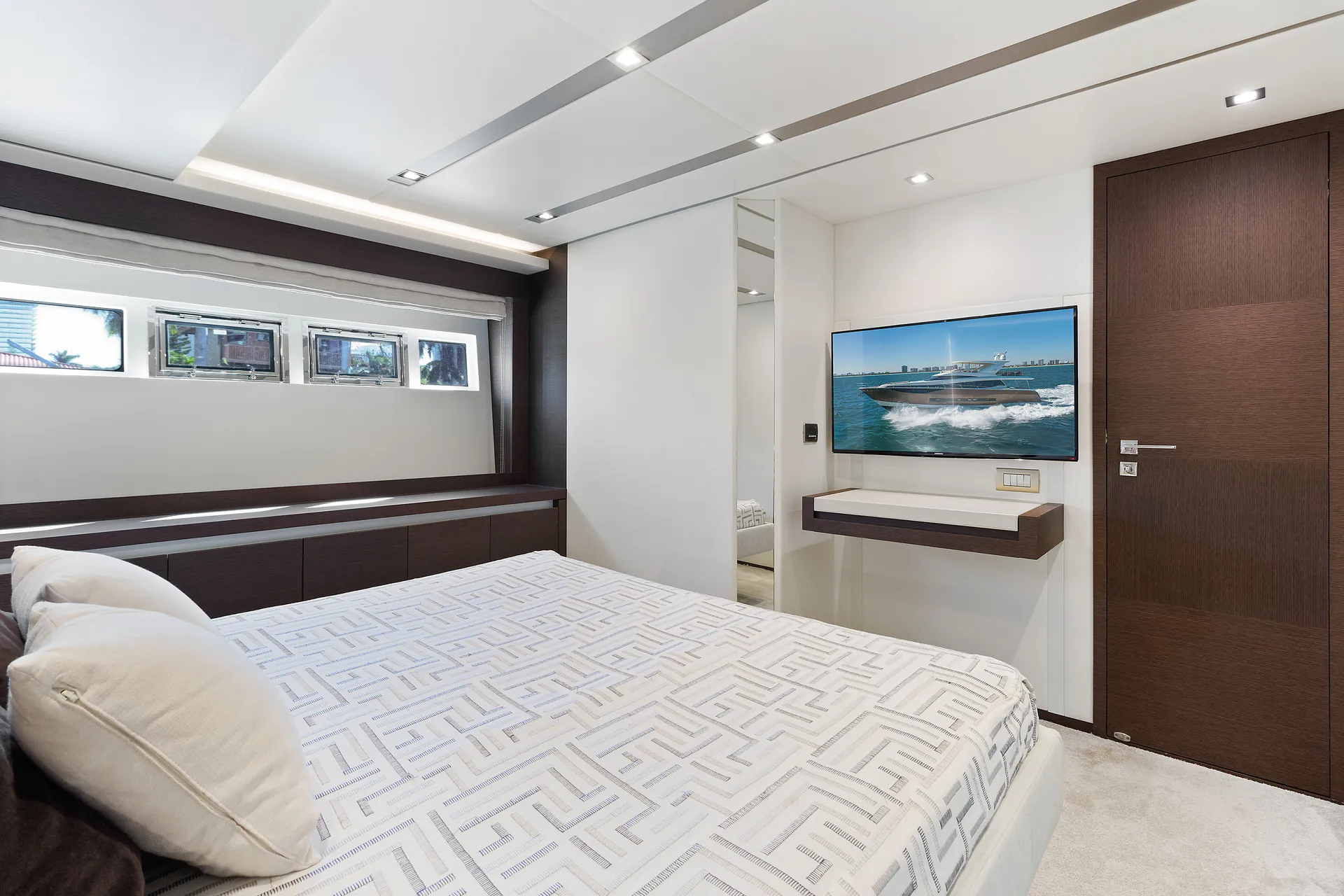 75´ Prestige w/ huge flybridge. Free hour on Mon-Thurs