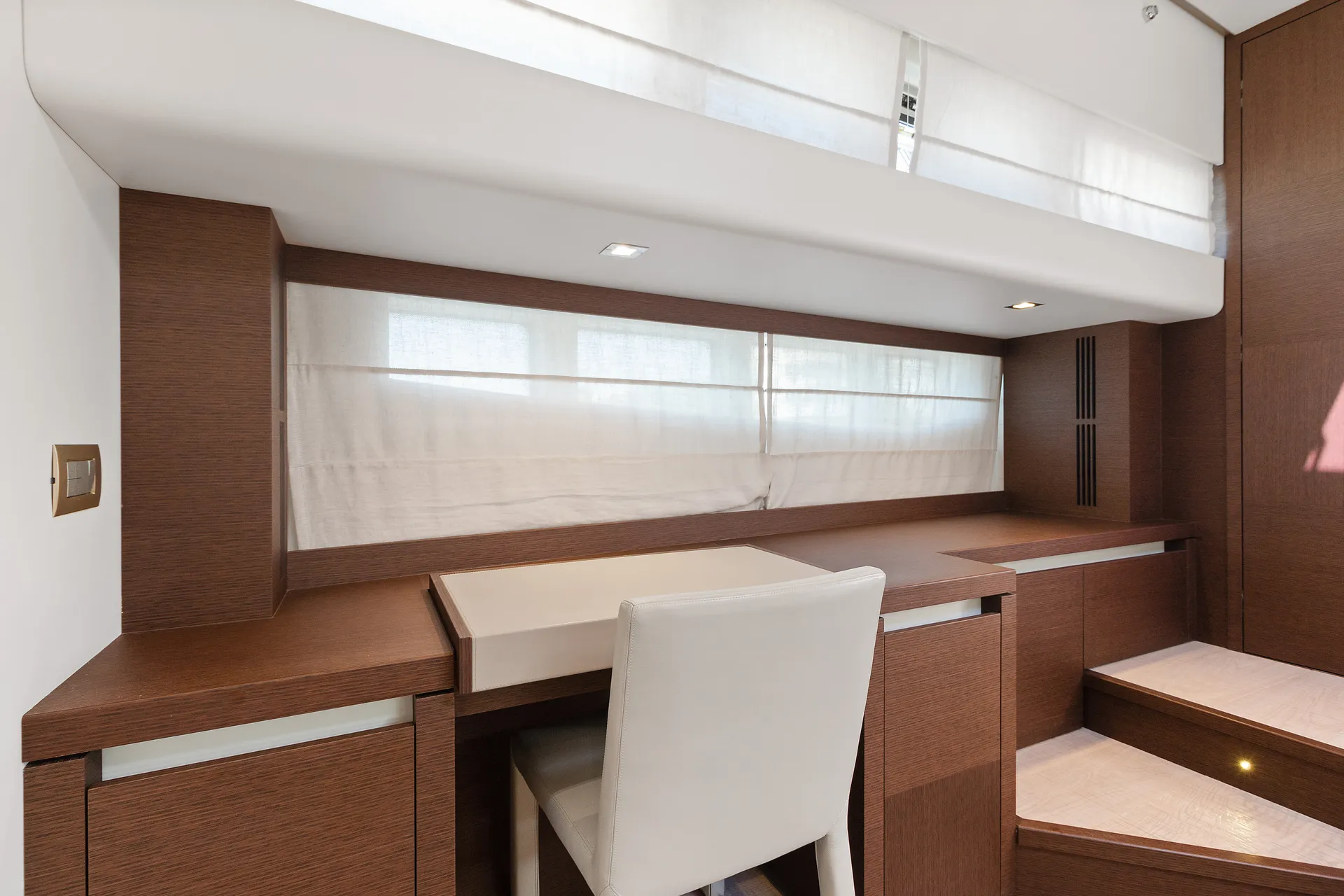 75´ Prestige w/ huge flybridge. Free hour on Mon-Thurs