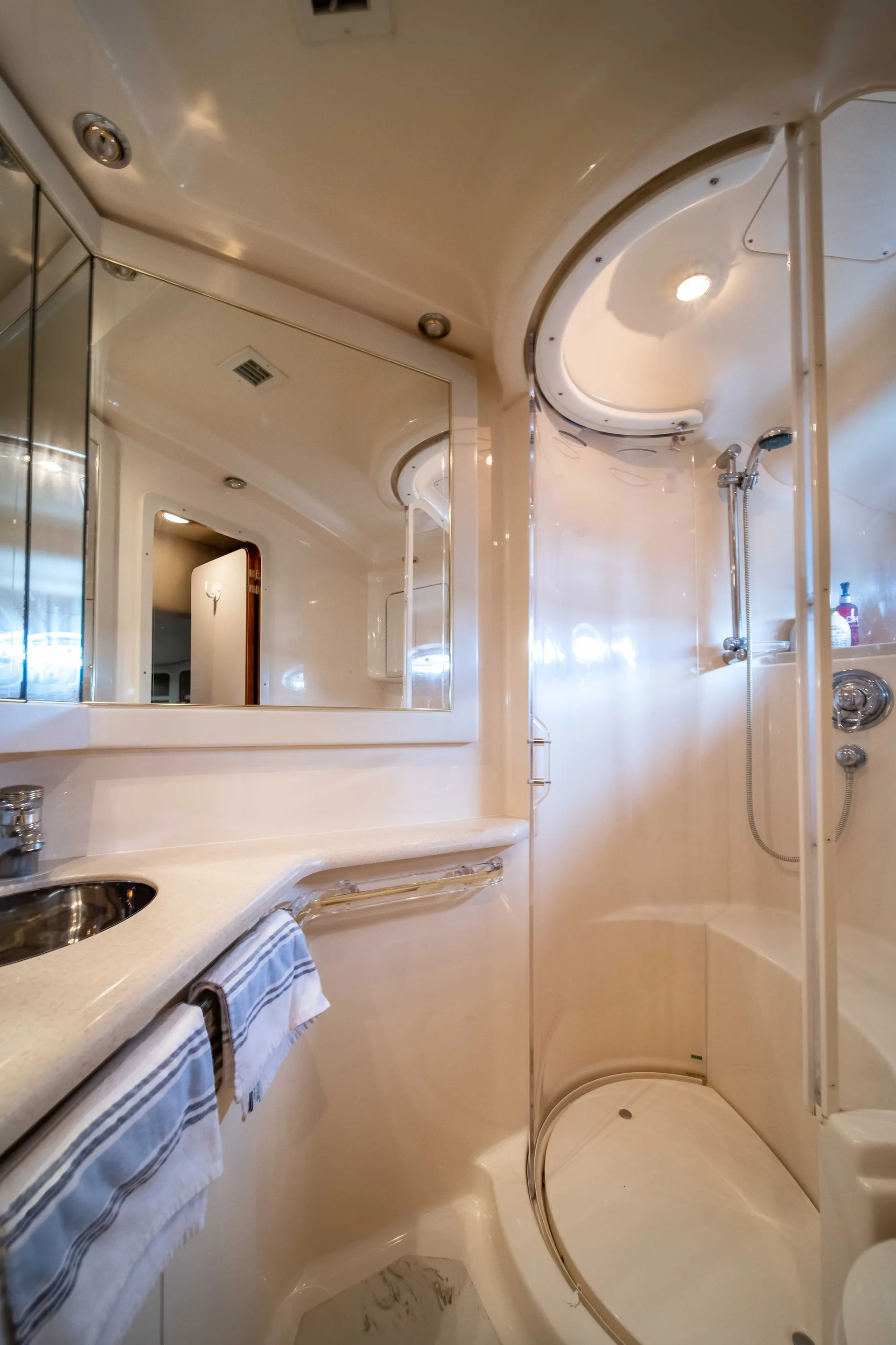 Sea Ray Boats 540 Sundancer in Miami, FL — photo 8