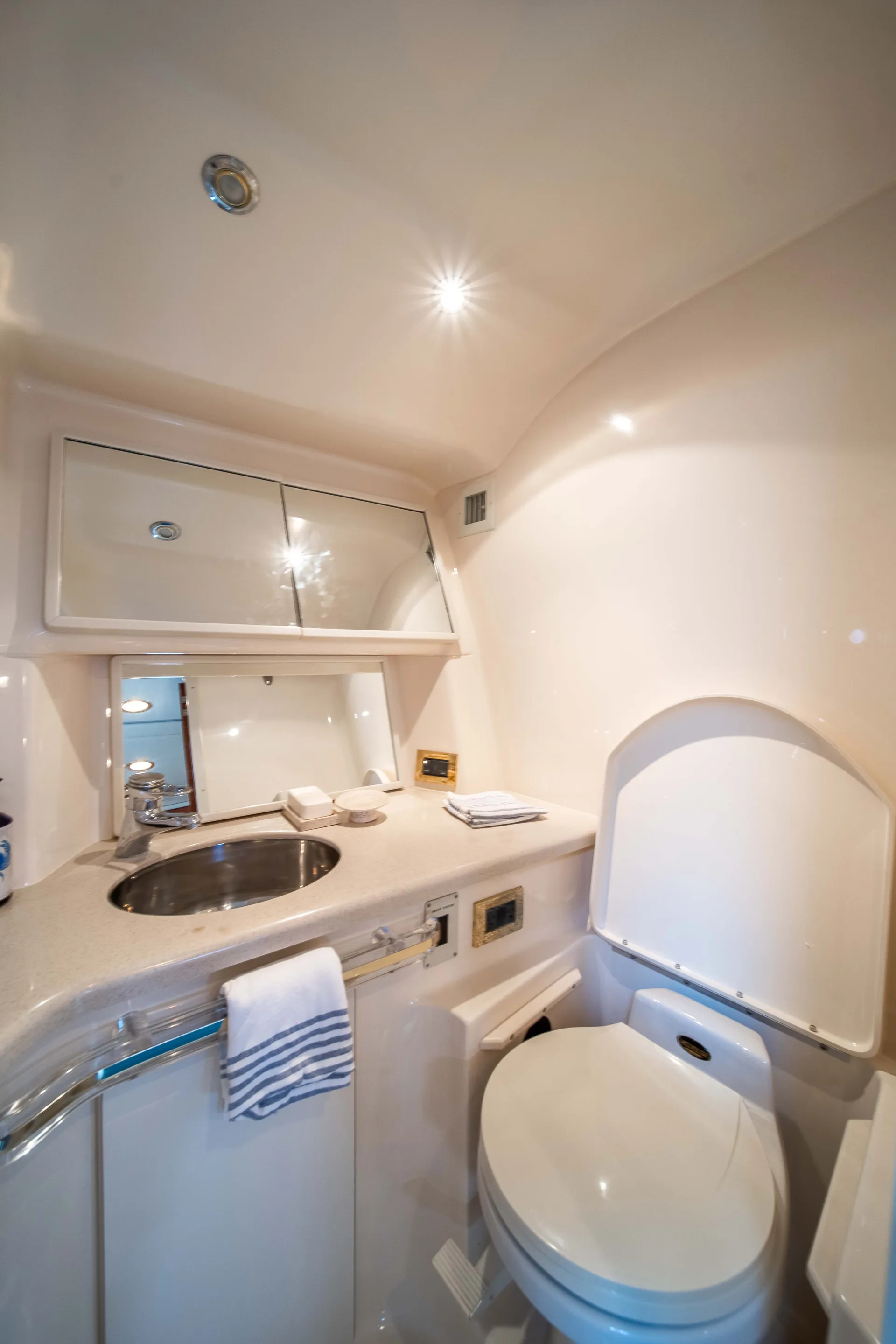 Sea Ray Boats 540 Sundancer in Miami, FL — photo 9