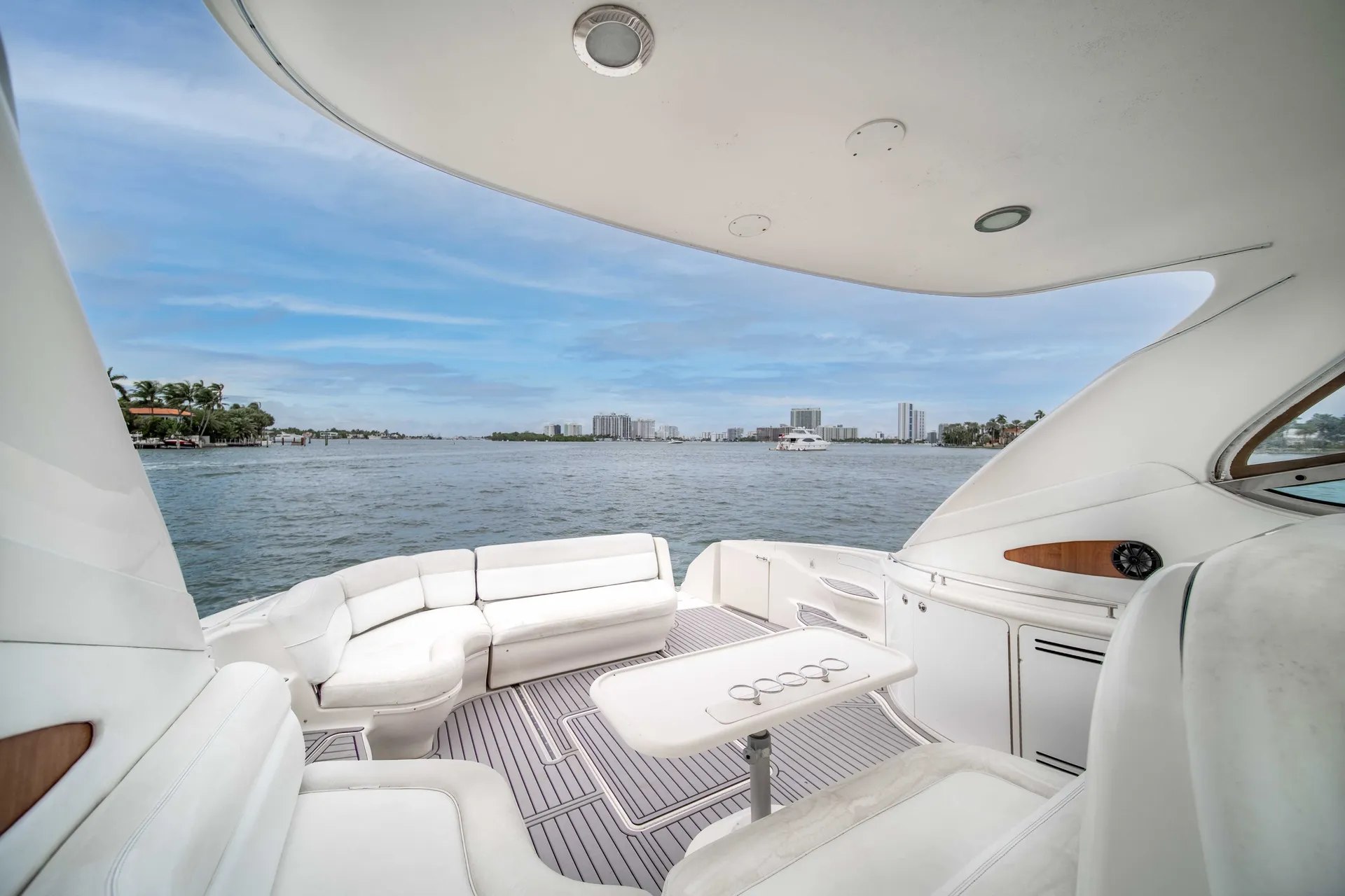 Sea Ray Boats 540 Sundancer in Miami, FL — photo 10