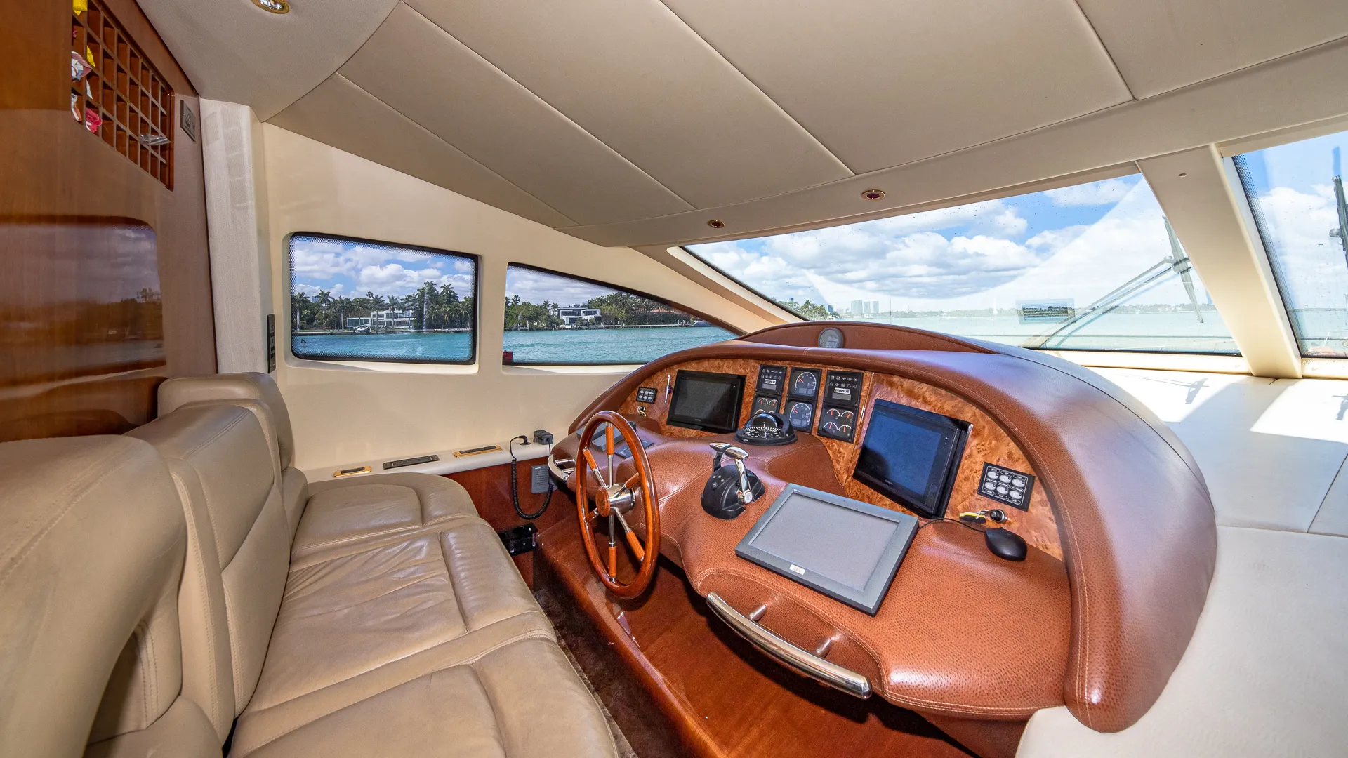 80' Luxury Azimut for charter in Miami, FL!