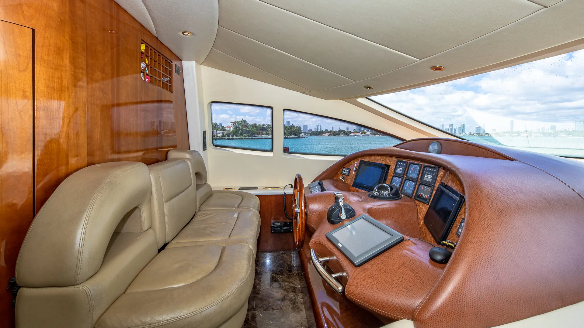 80' Luxury Azimut for charter in Miami, FL!