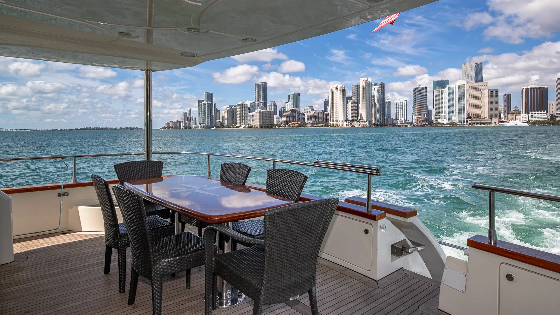 80' Luxury Azimut for charter in Miami, FL!