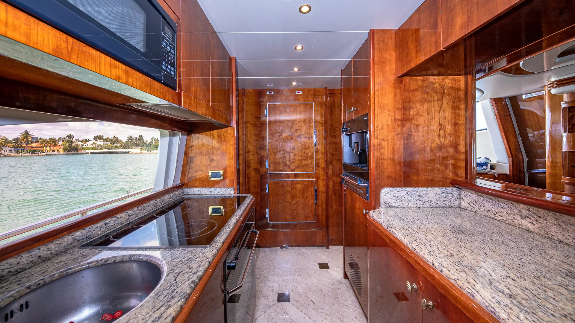 80' Luxury Azimut for charter in Miami, FL!