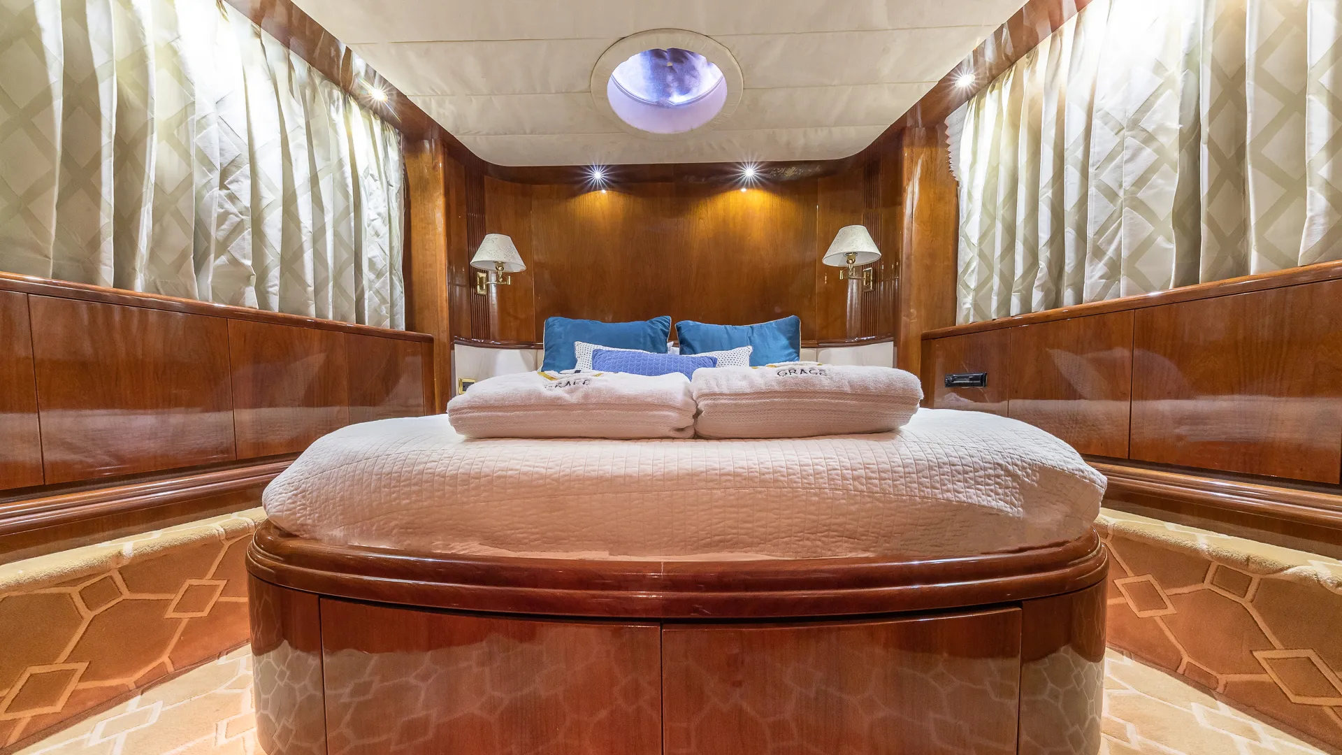 80' Luxury Azimut for charter in Miami, FL!
