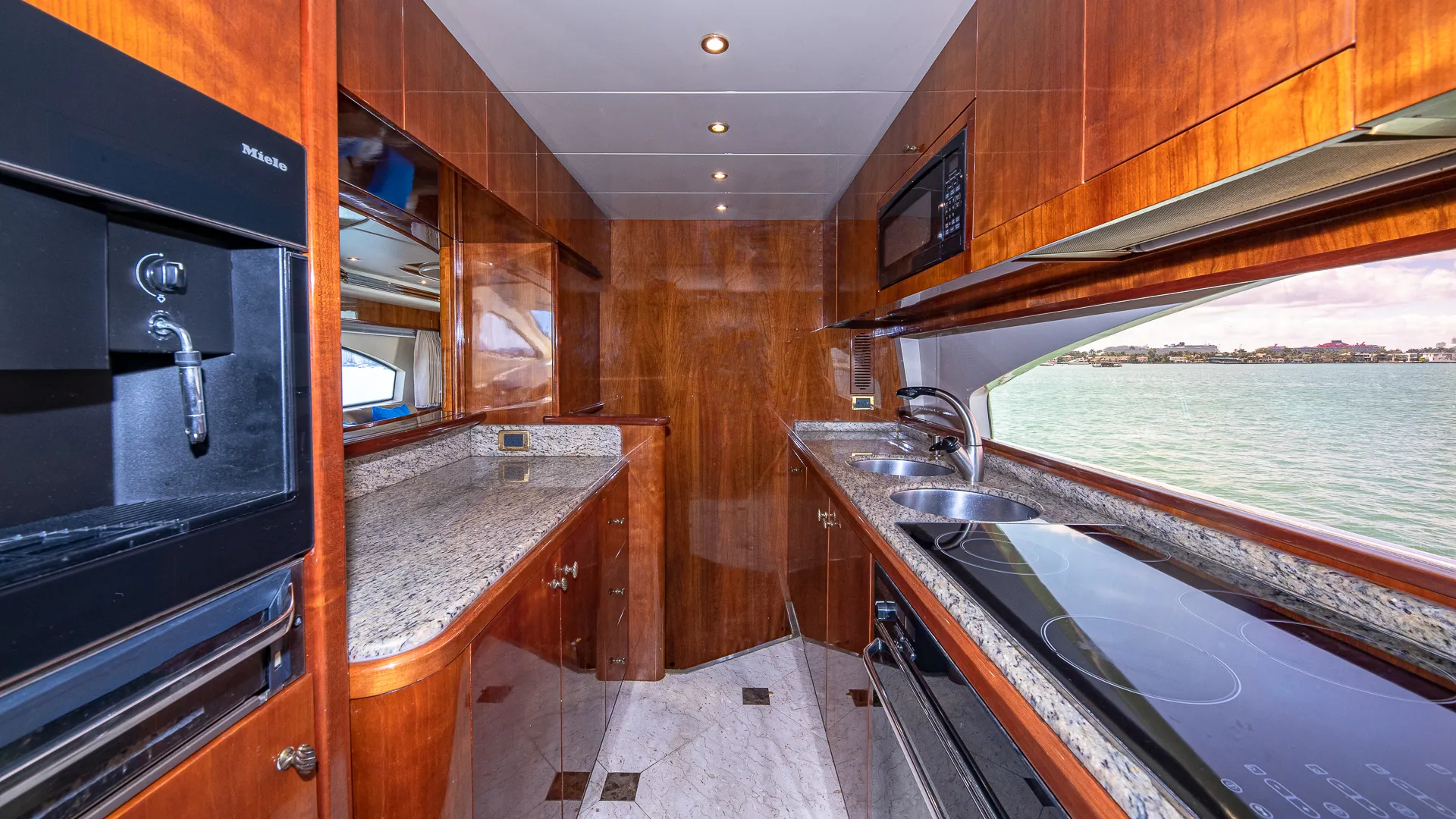80' Luxury Azimut for charter in Miami, FL!