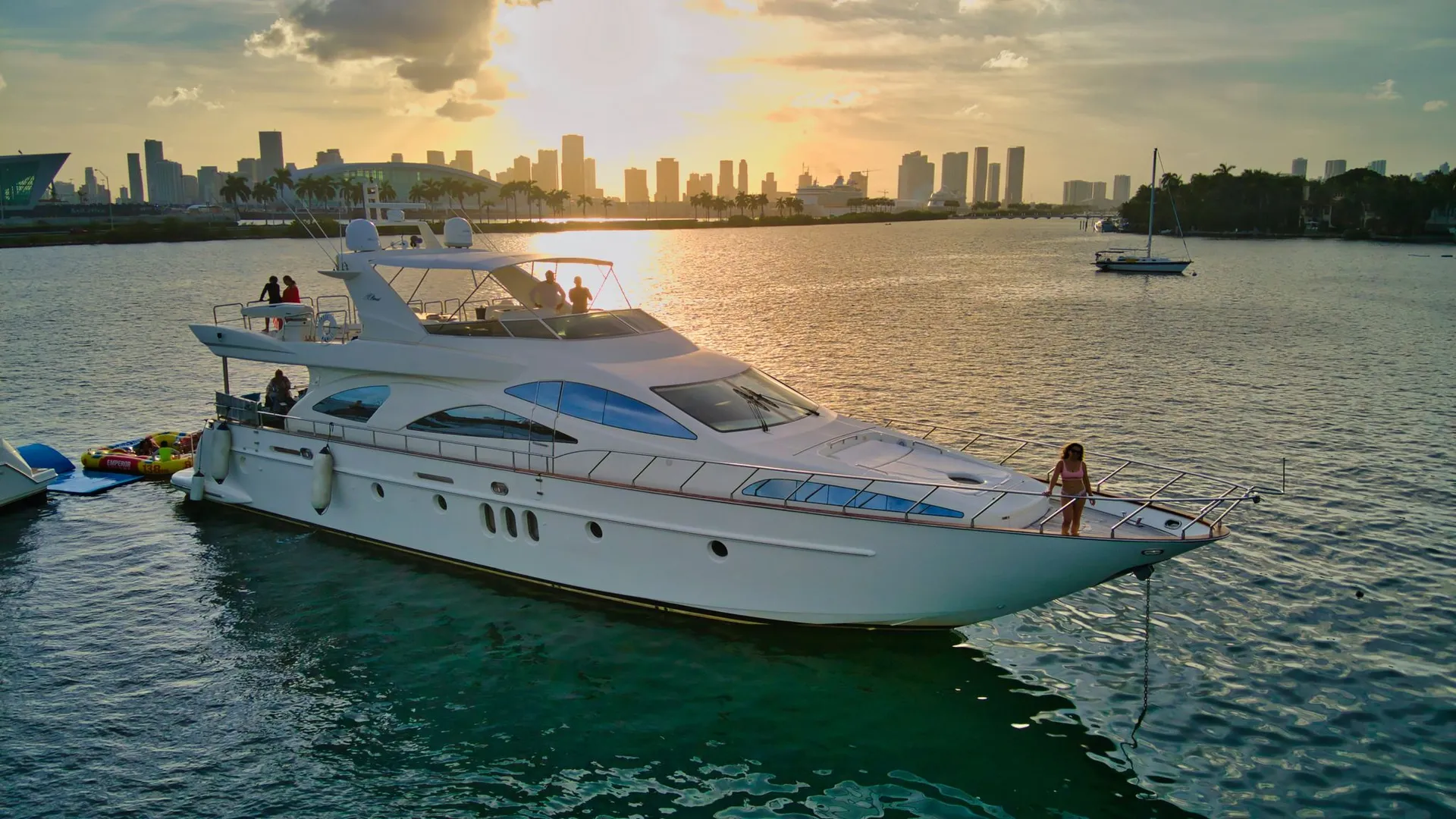 80' Luxury Azimut for charter in Miami, FL!