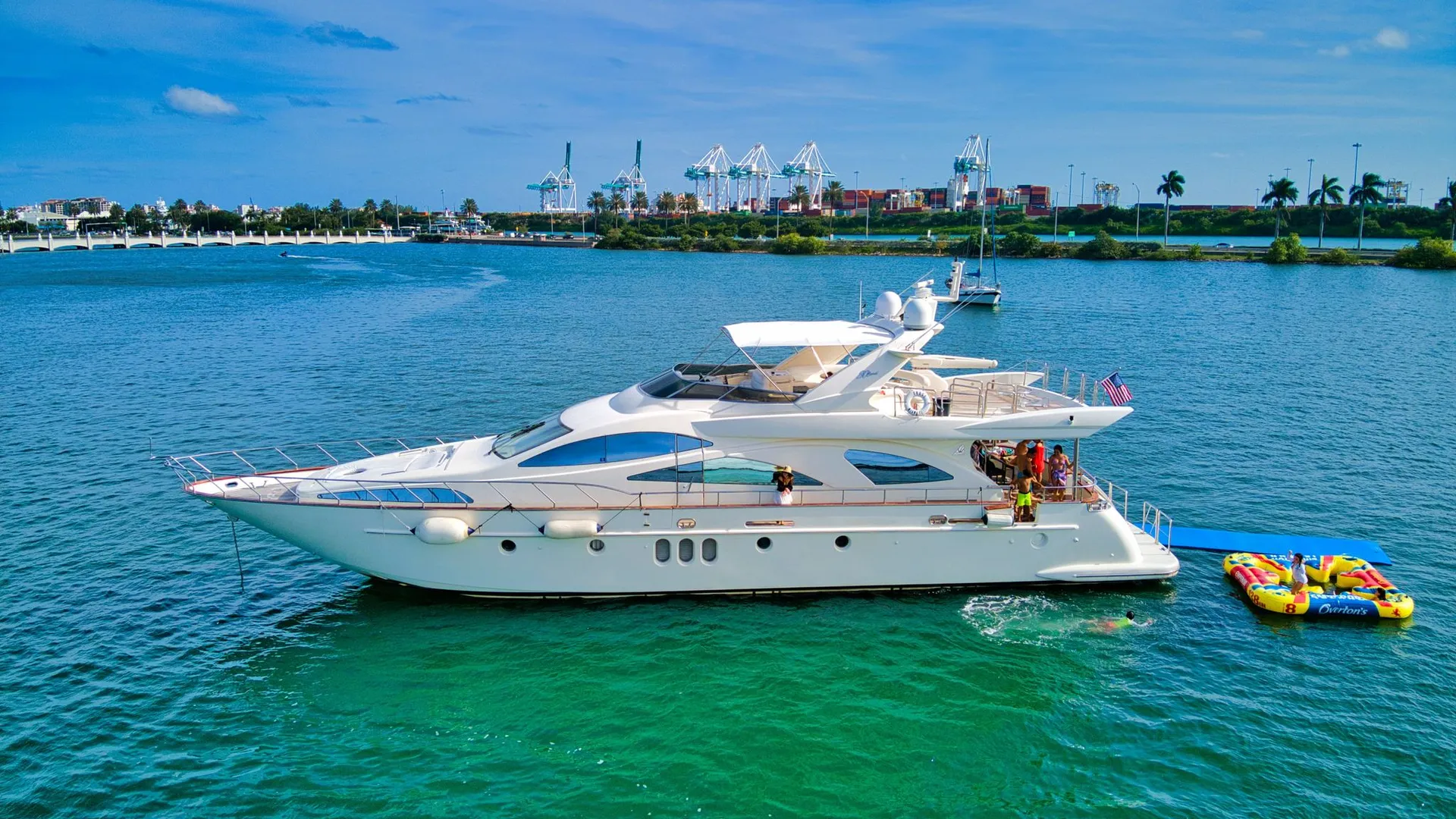 80' Luxury Azimut for charter in Miami, FL!