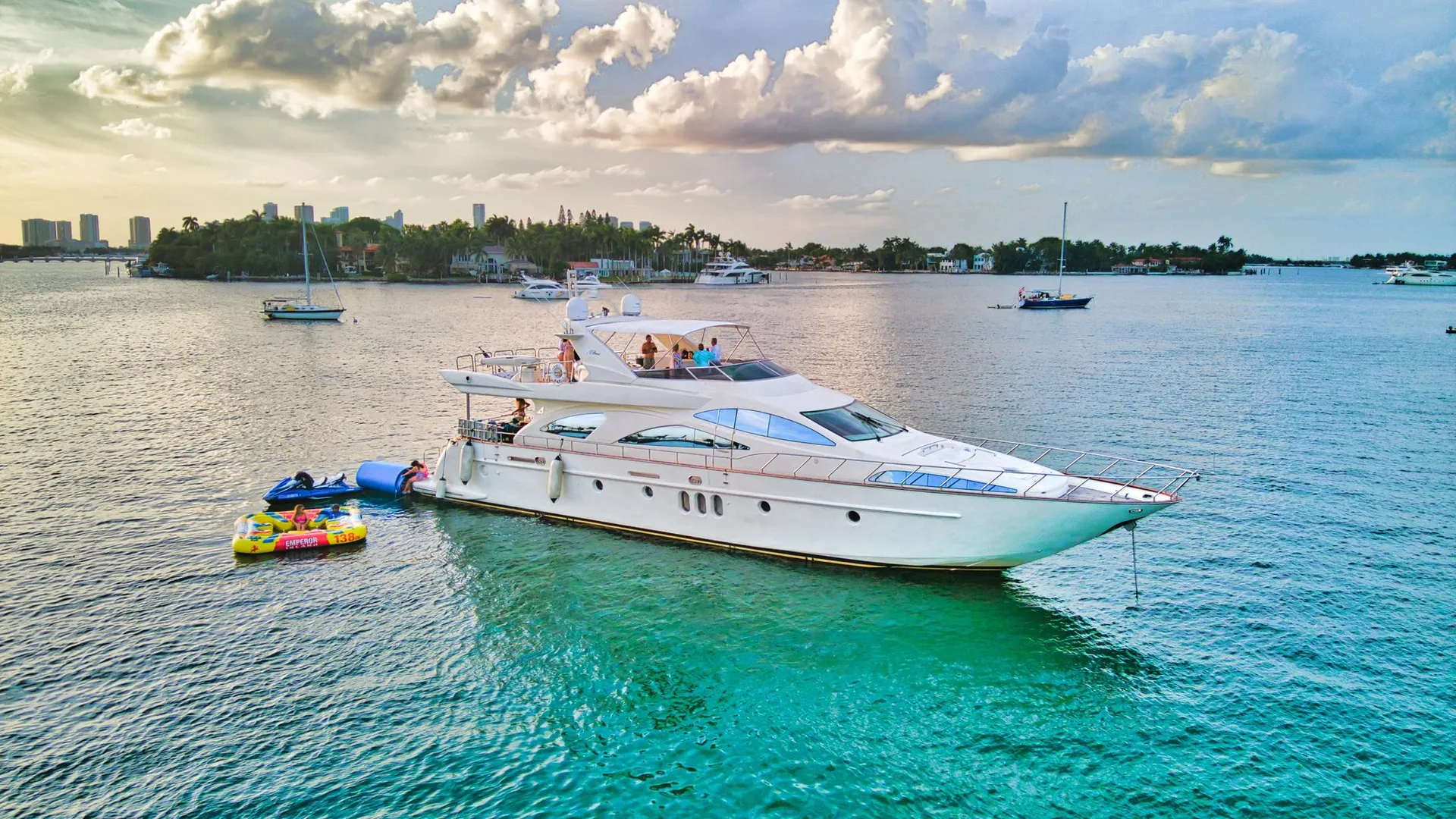 80' Luxury Azimut for charter in Miami, FL!