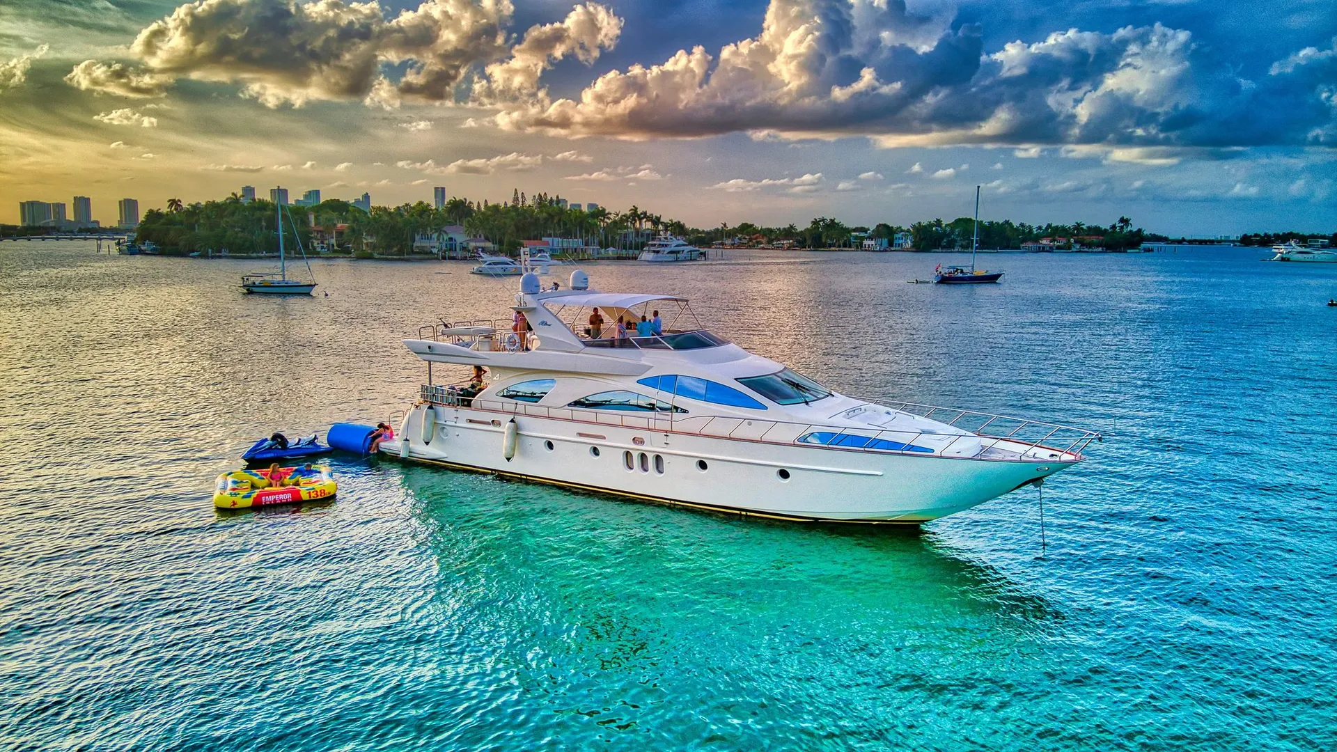 80' Luxury Azimut for charter in Miami, FL!