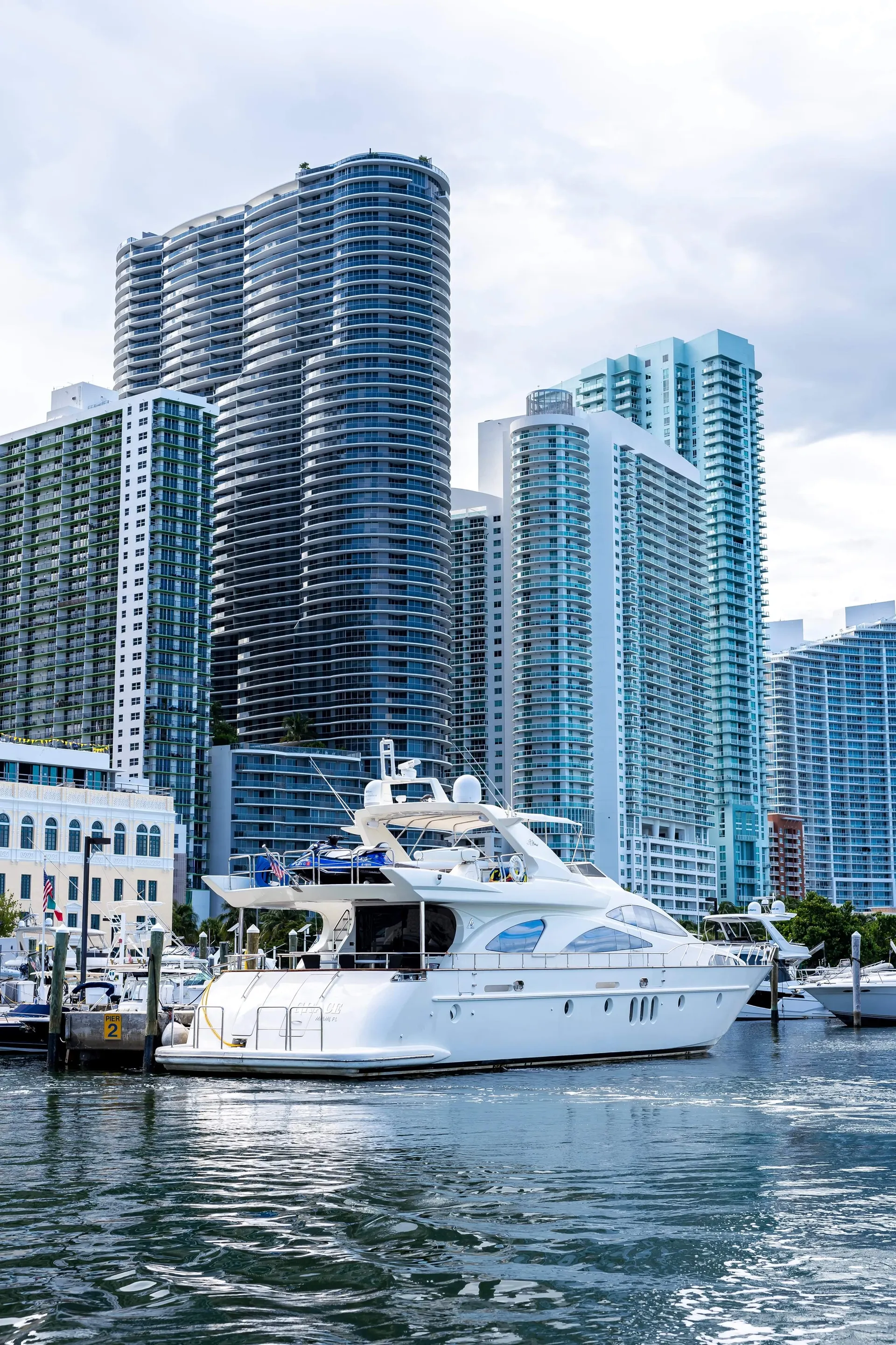 80' Luxury Azimut for charter in Miami, FL!
