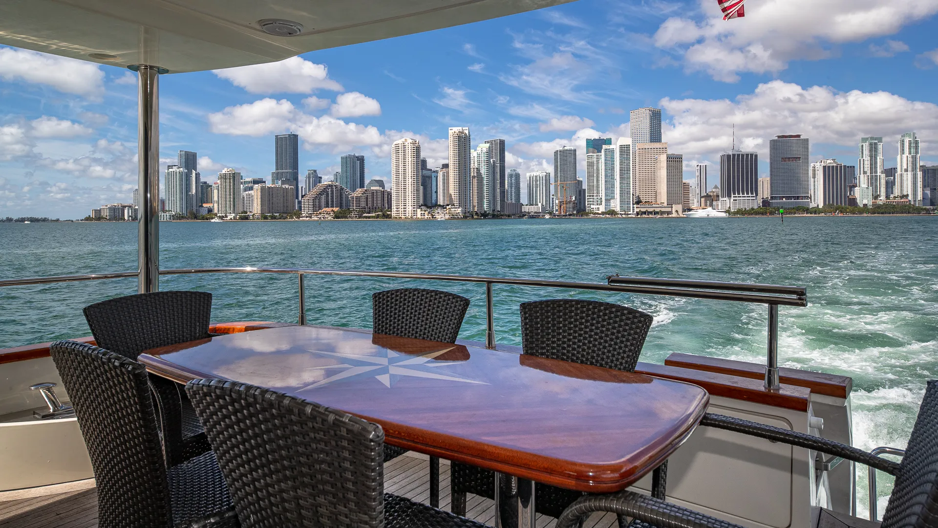 80' Luxury Azimut for charter in Miami, FL!