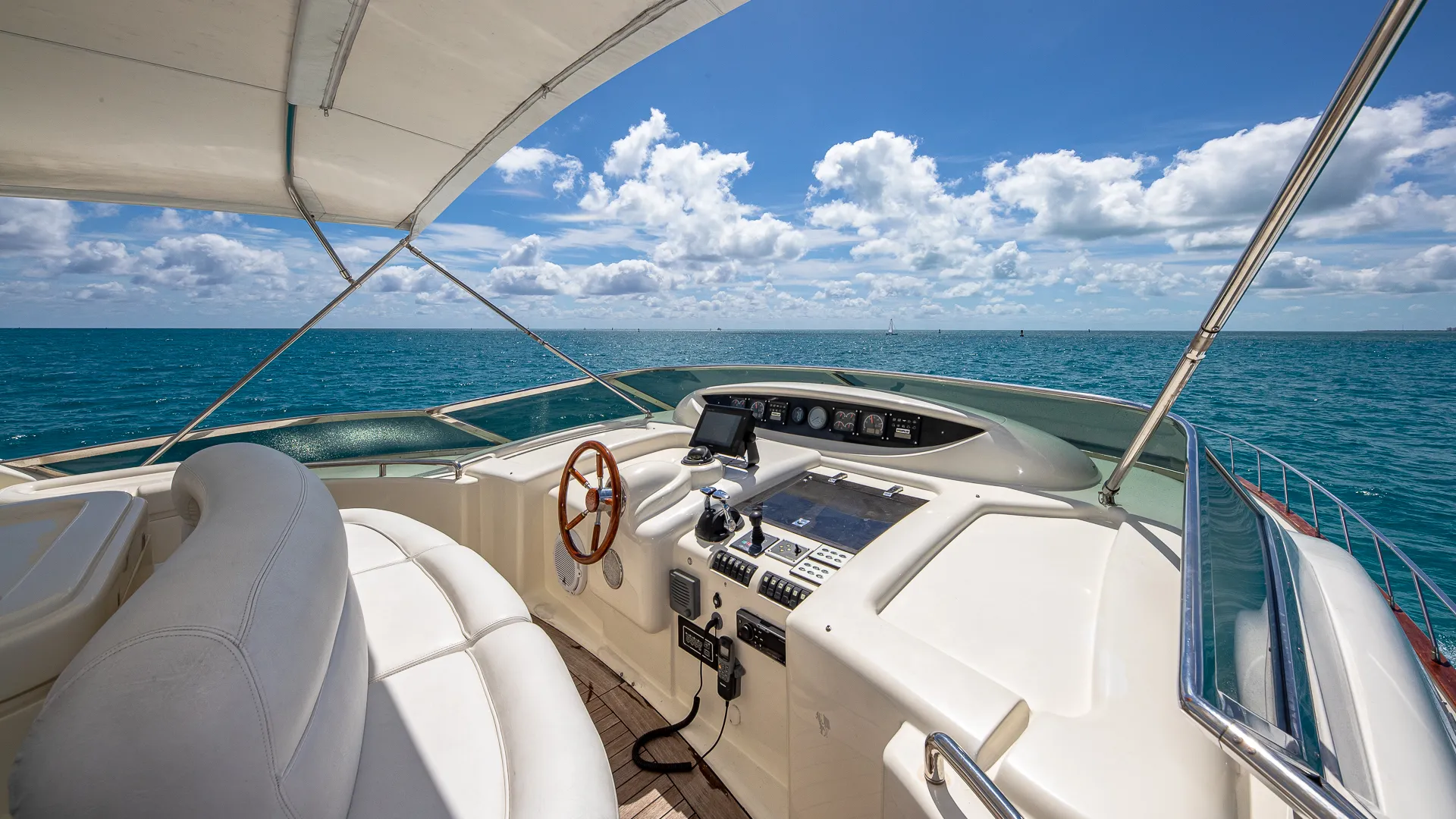 80' Luxury Azimut for charter in Miami, FL!