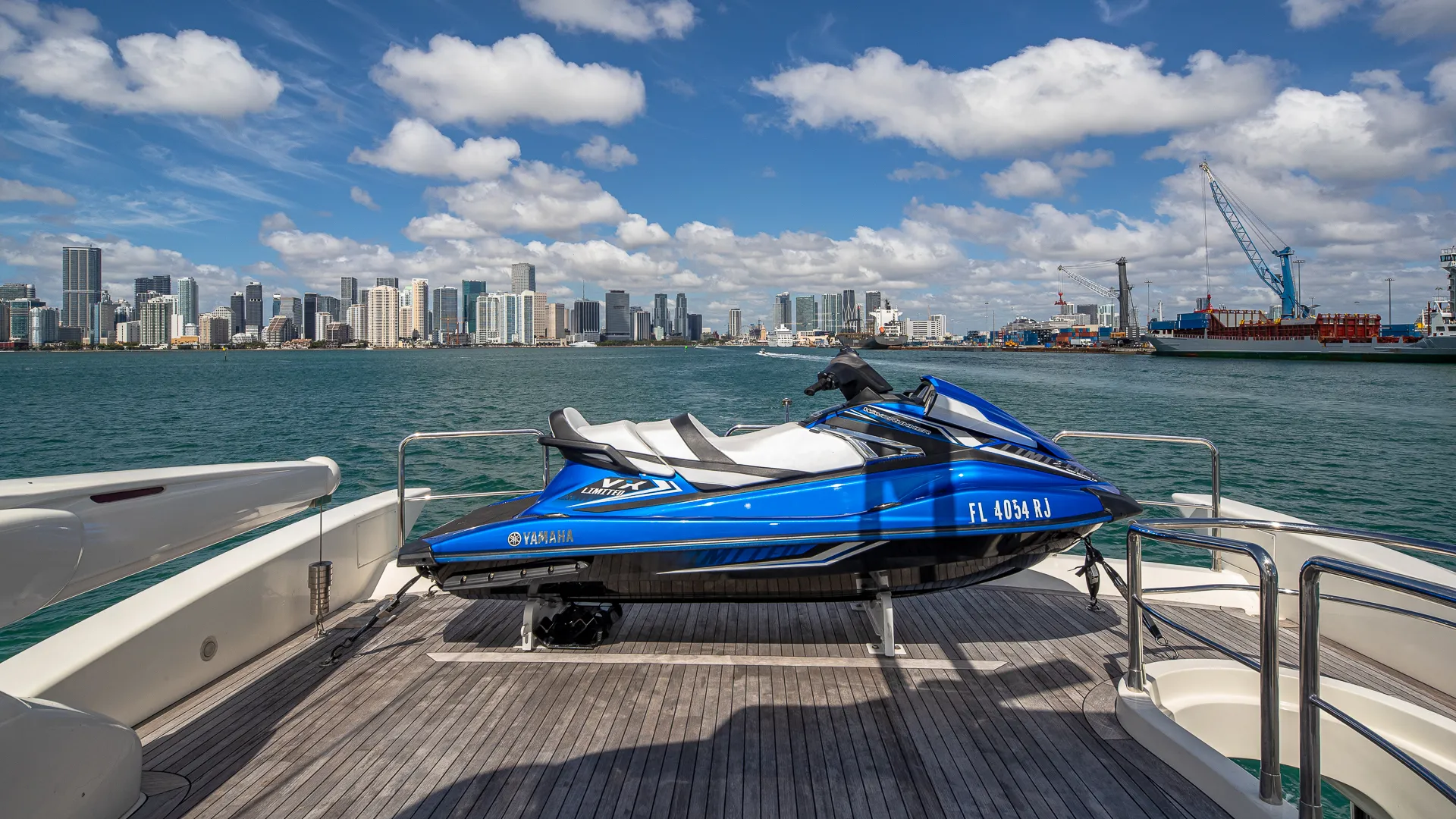 80' Luxury Azimut for charter in Miami, FL!