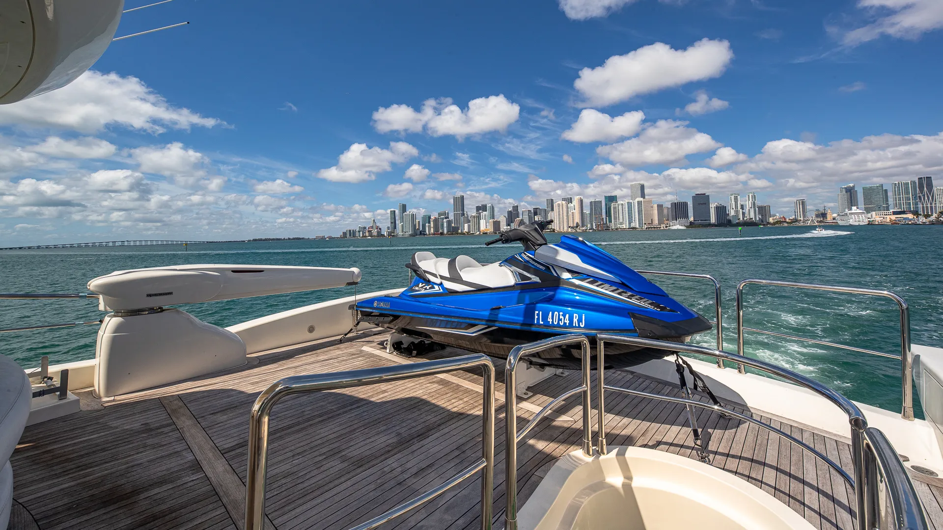 80' Luxury Azimut for charter in Miami, FL!