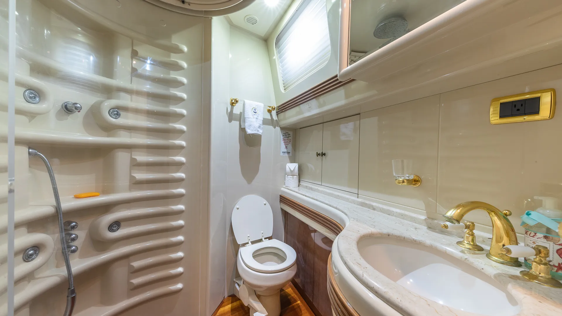 80' Luxury Azimut for charter in Miami, FL!
