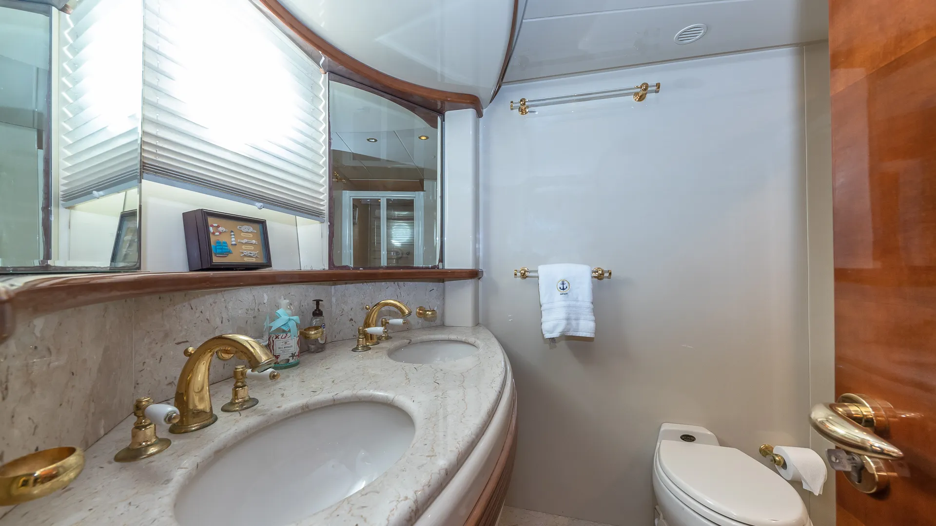 80' Luxury Azimut for charter in Miami, FL!
