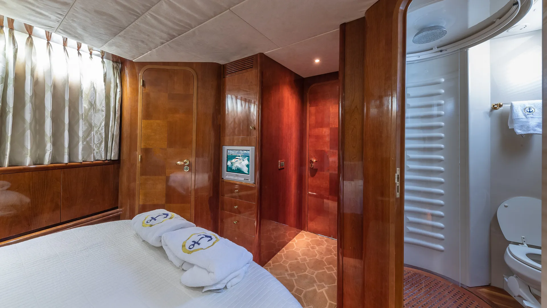 80' Luxury Azimut for charter in Miami, FL!
