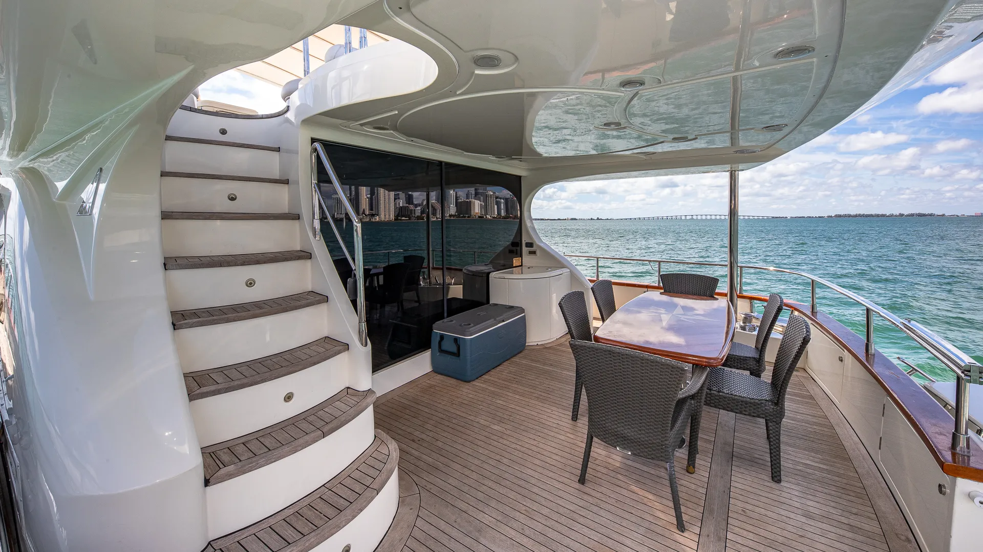 80' Luxury Azimut for charter in Miami, FL!