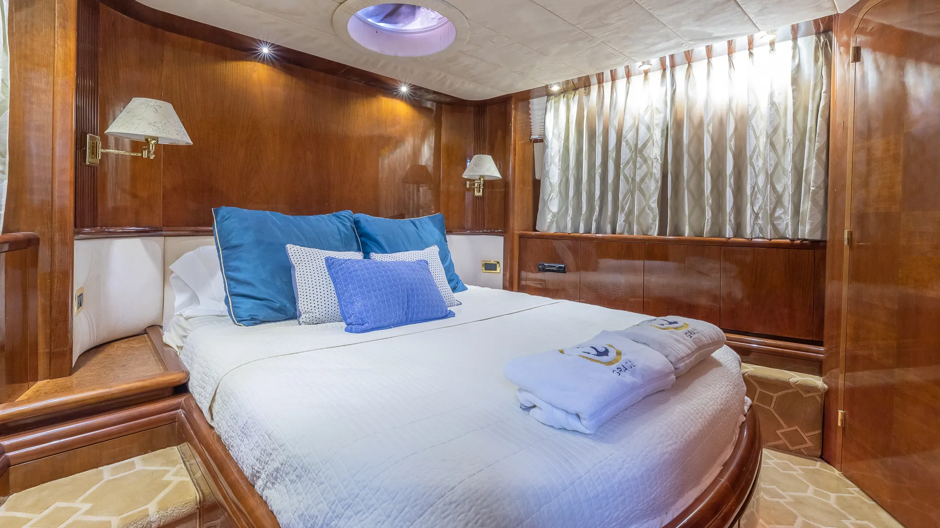 80' Luxury Azimut for charter in Miami, FL!