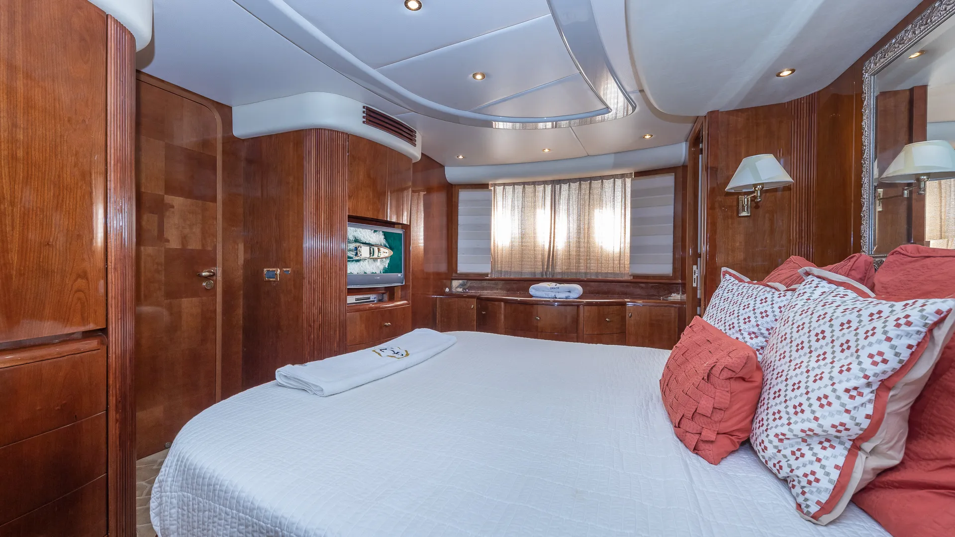 80' Luxury Azimut for charter in Miami, FL!
