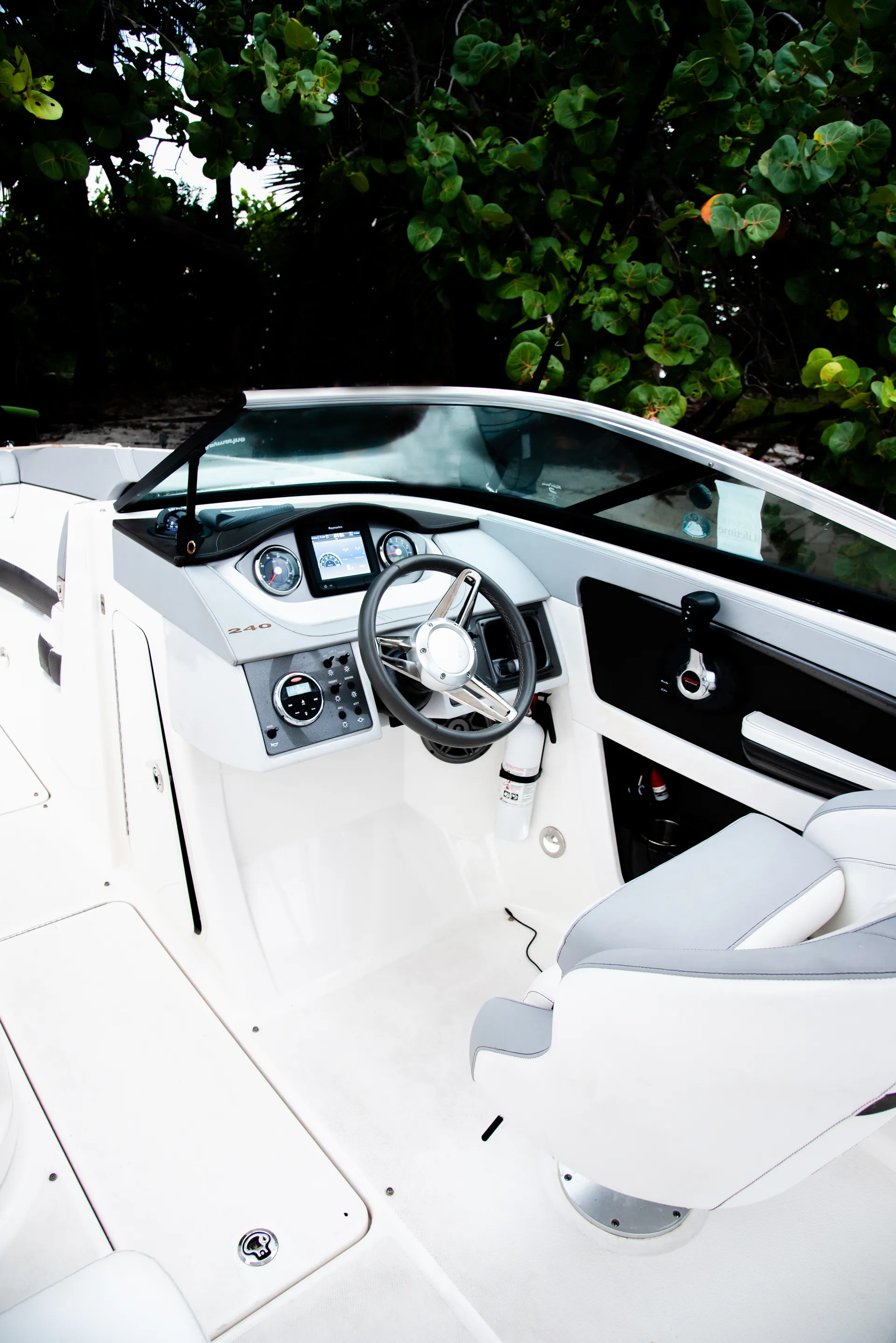 Sea Ray Boats 240 Sundeck in Key Biscayne, FL — photo 8