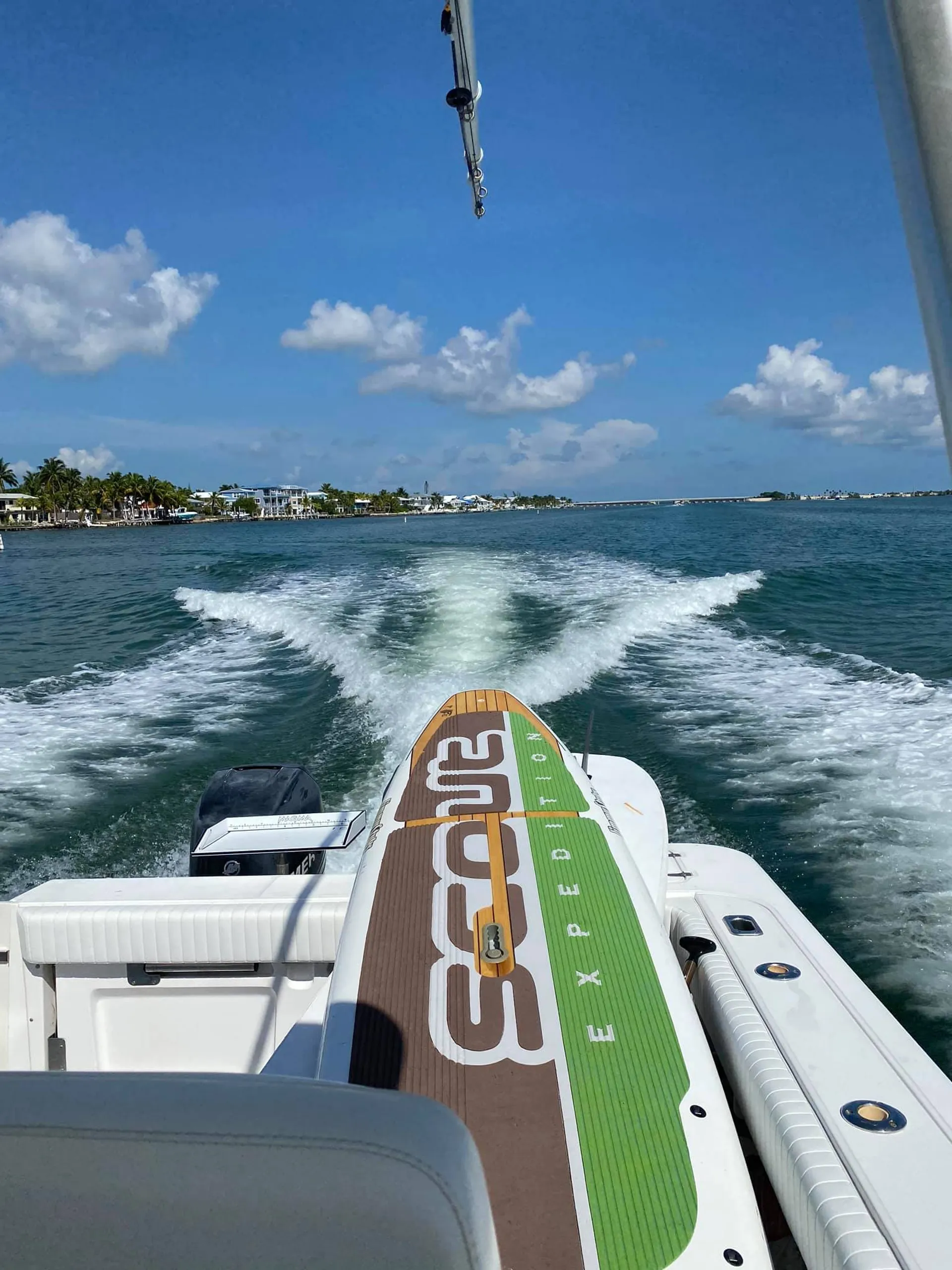 32' Boston Whaler Conquest with large cabin &amp; AC