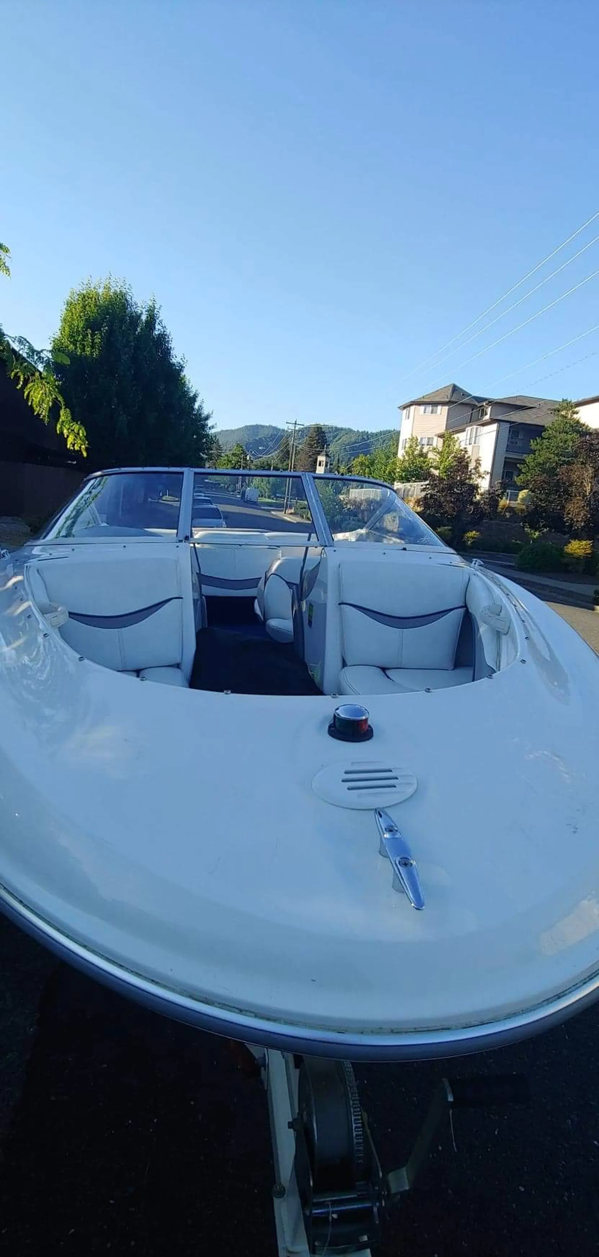 20' Bayliner w/open bow, waketower and tubes!