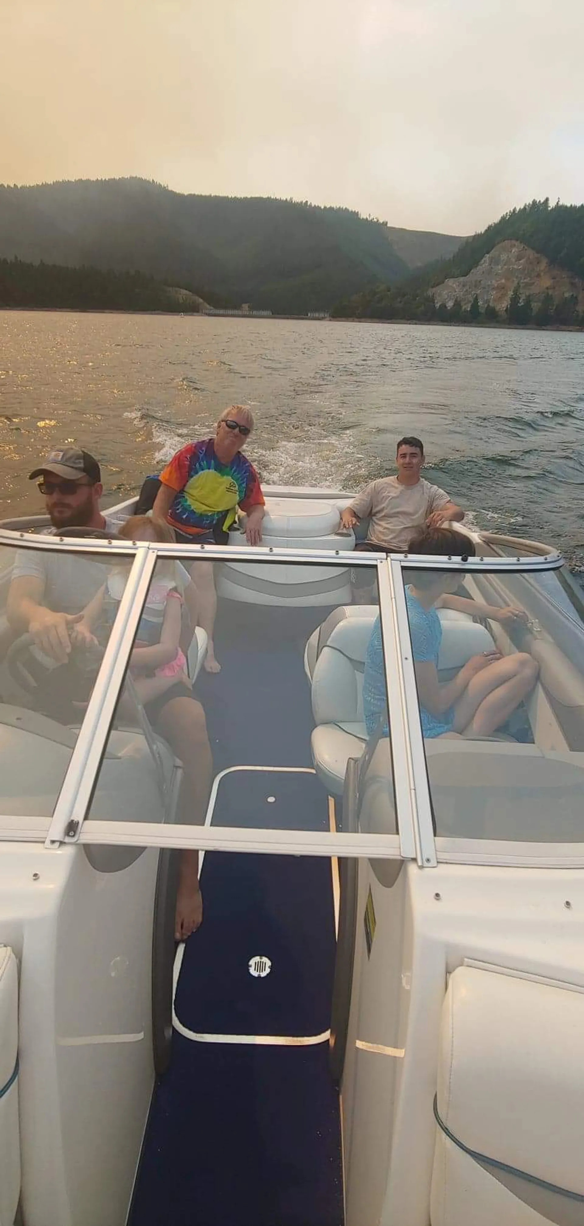 20' Bayliner w/open bow, waketower and tubes!