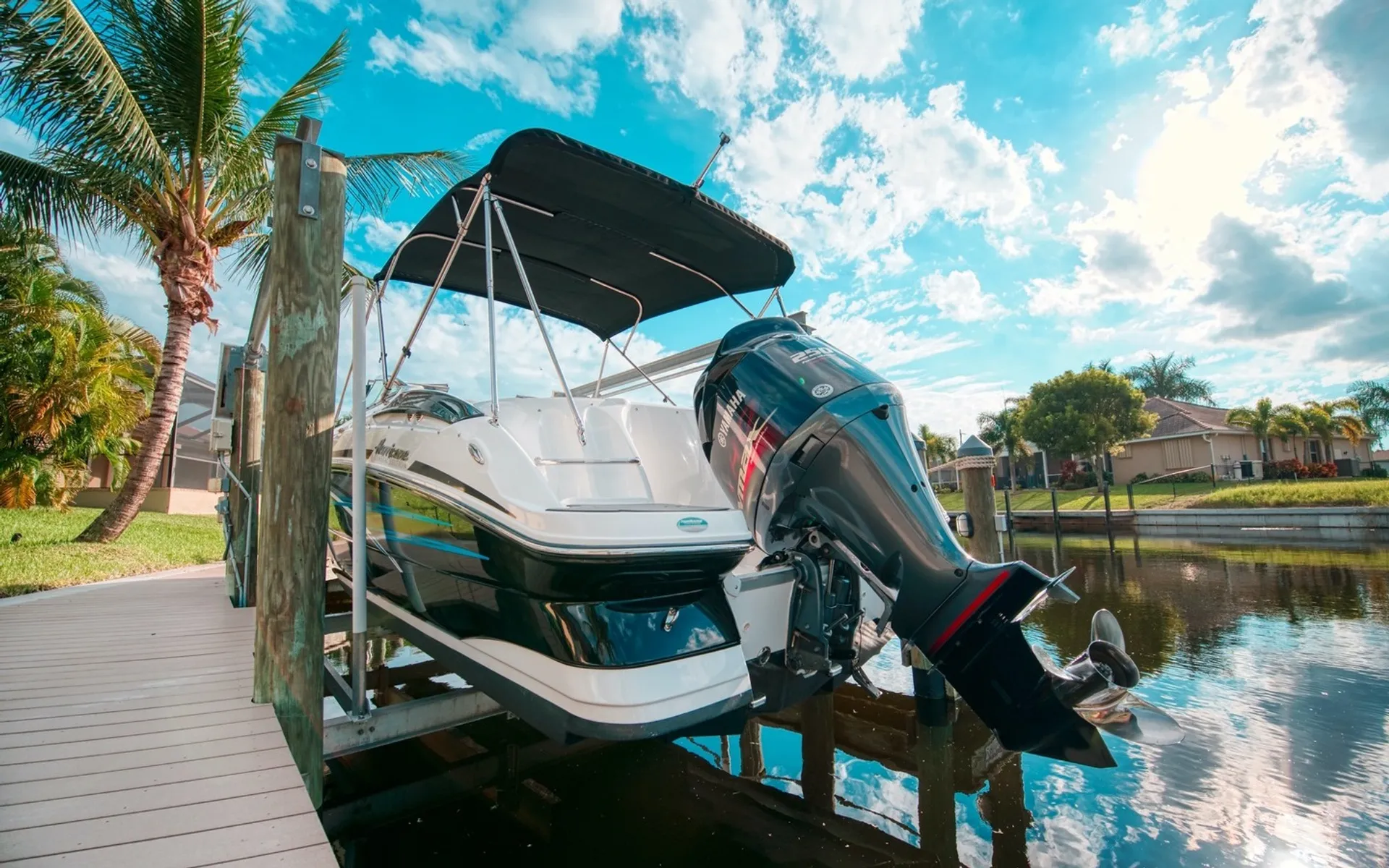 Hurricane SD2400 Deck Boat – Fun and Relaxation in Cape Coral