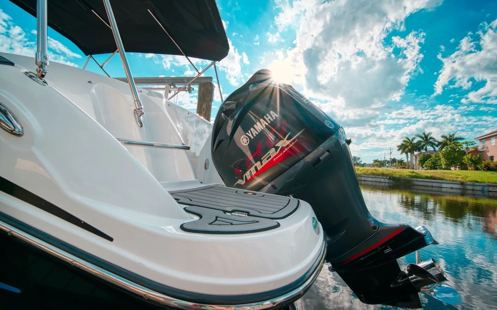 Hurricane SD2400 Deck Boat – Fun and Relaxation in Cape Coral