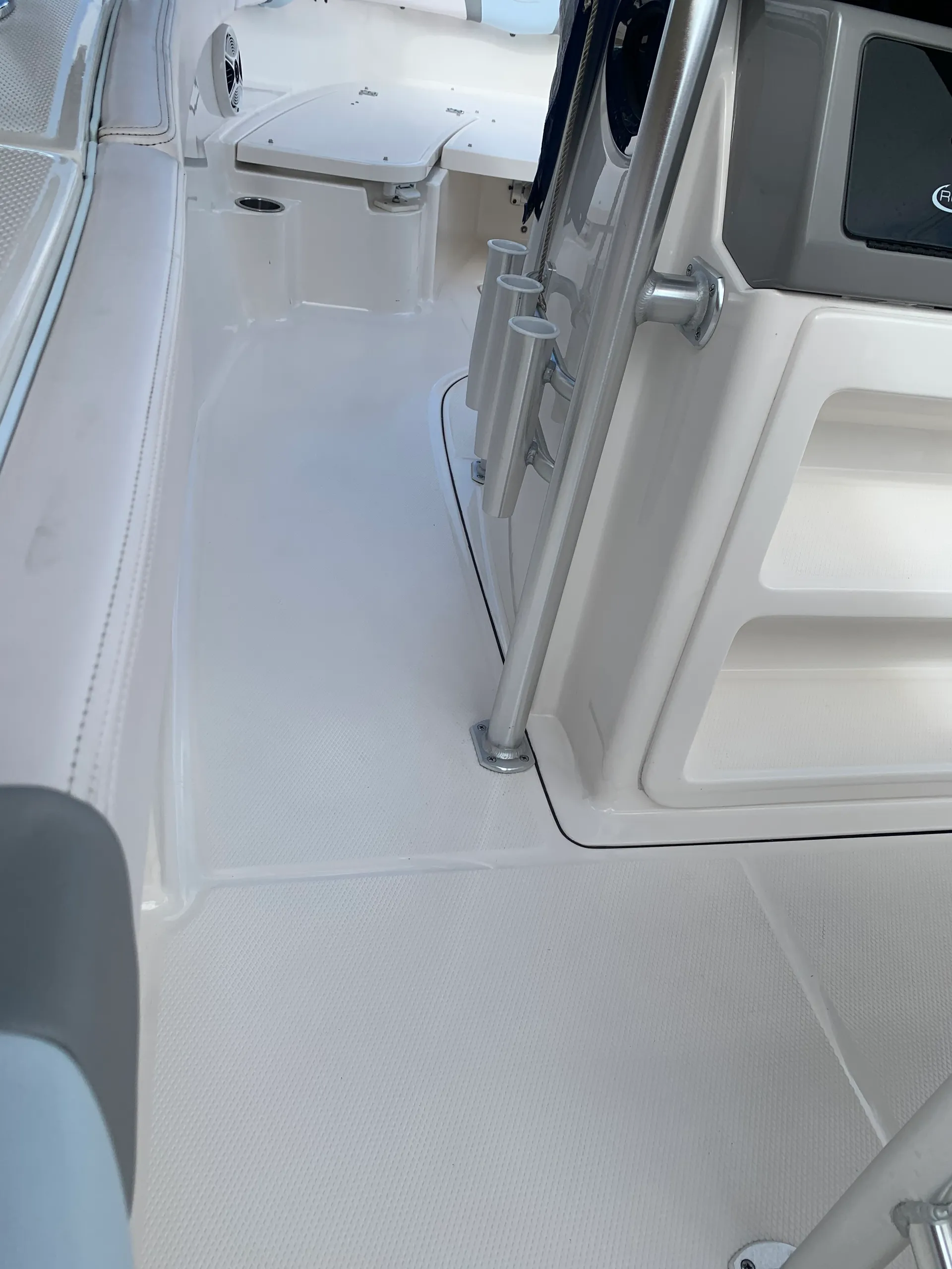 ROBALO R230 CC in Miami, FL — photo 5