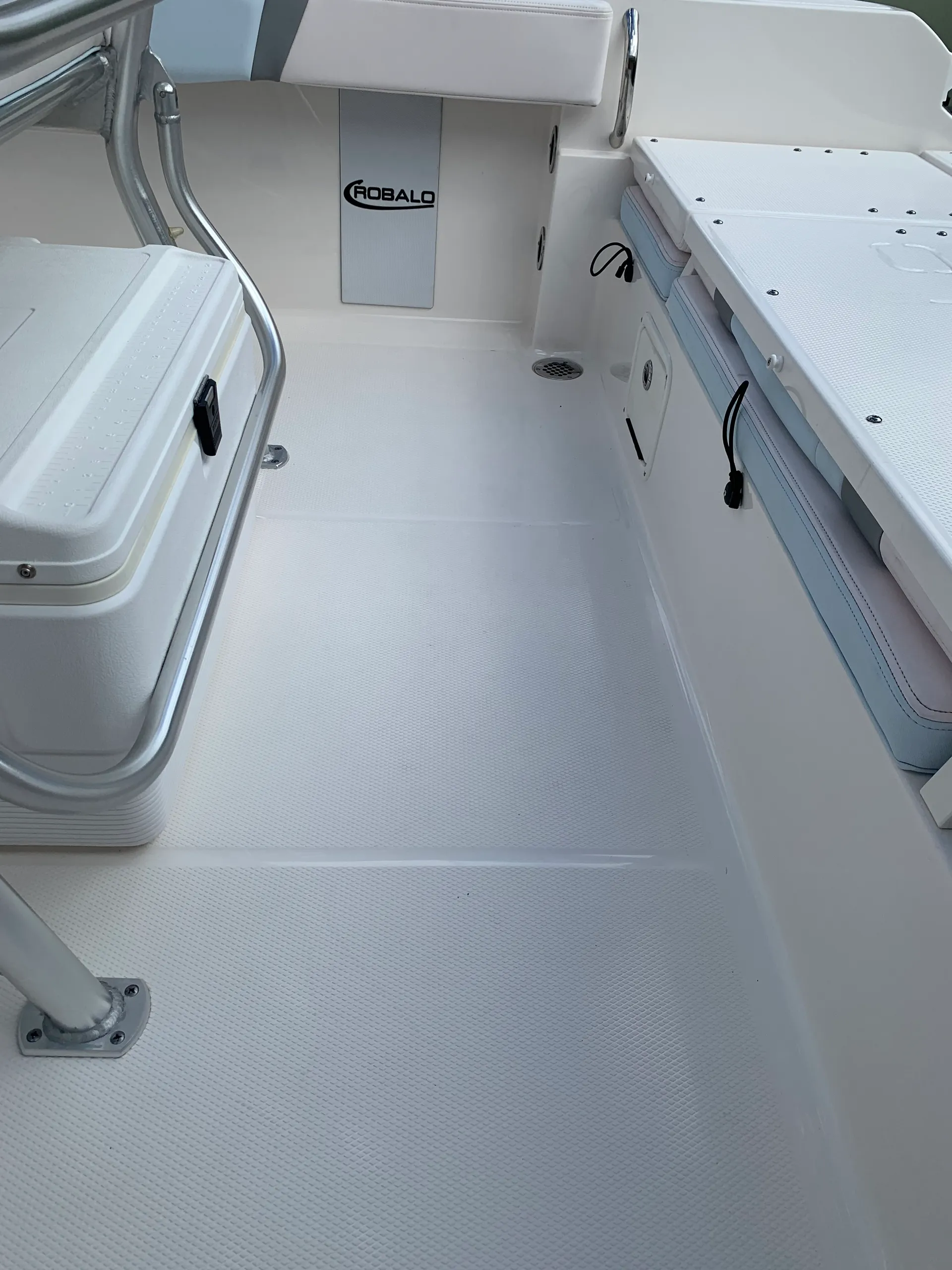 ROBALO R230 CC in Miami, FL — photo 8
