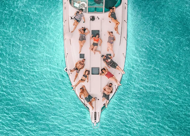 Rent a Sea Ray Boats cruiser in Chicago, IL near me