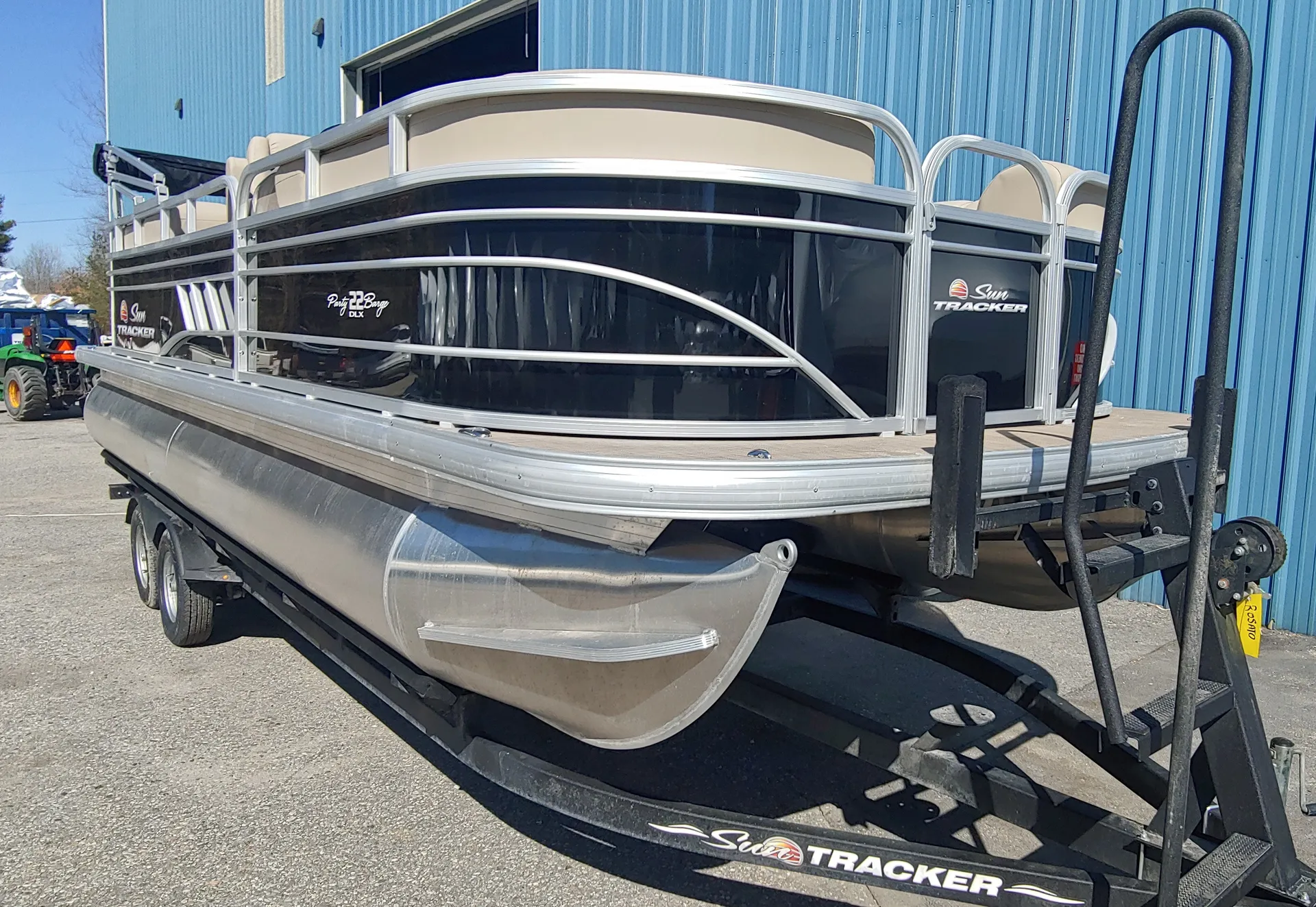 Suntracker PB 22RF DLX in Oakland, ME — photo 4