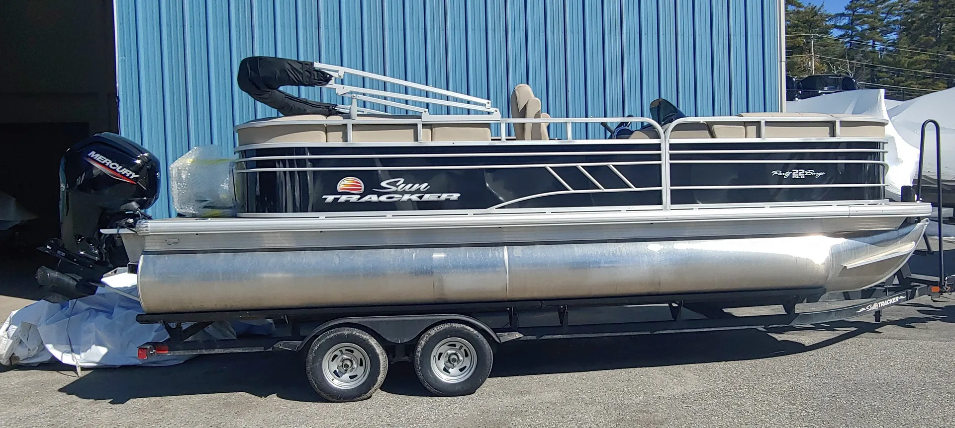 Suntracker PB 22RF DLX in Oakland, ME — photo 9