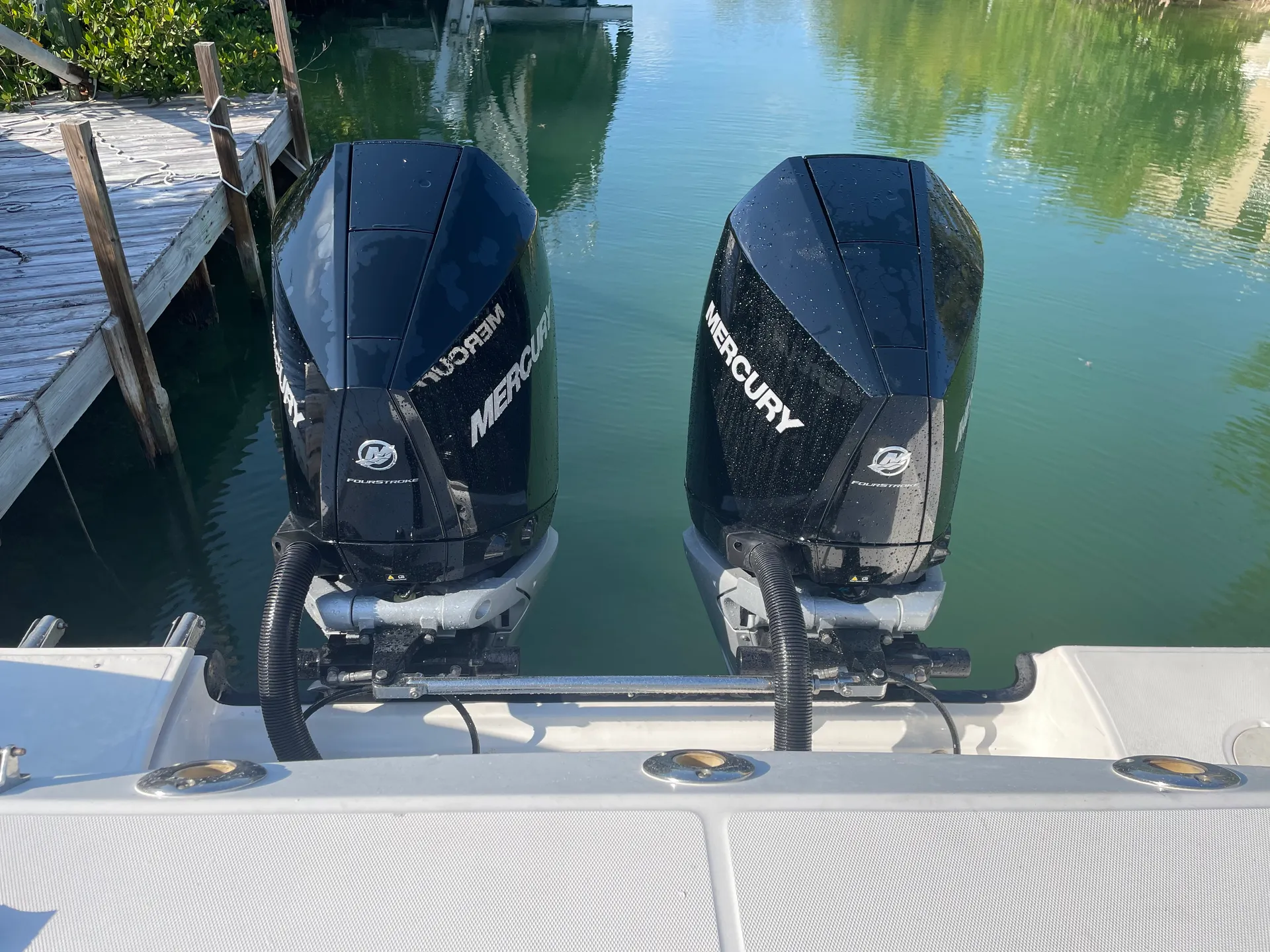 32' Boston Whaler Conquest with large cabin &amp; AC